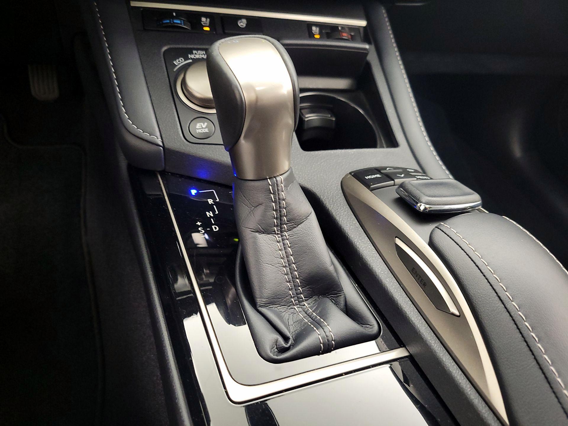 Thumbnail: 2018 Lexus ES - 18