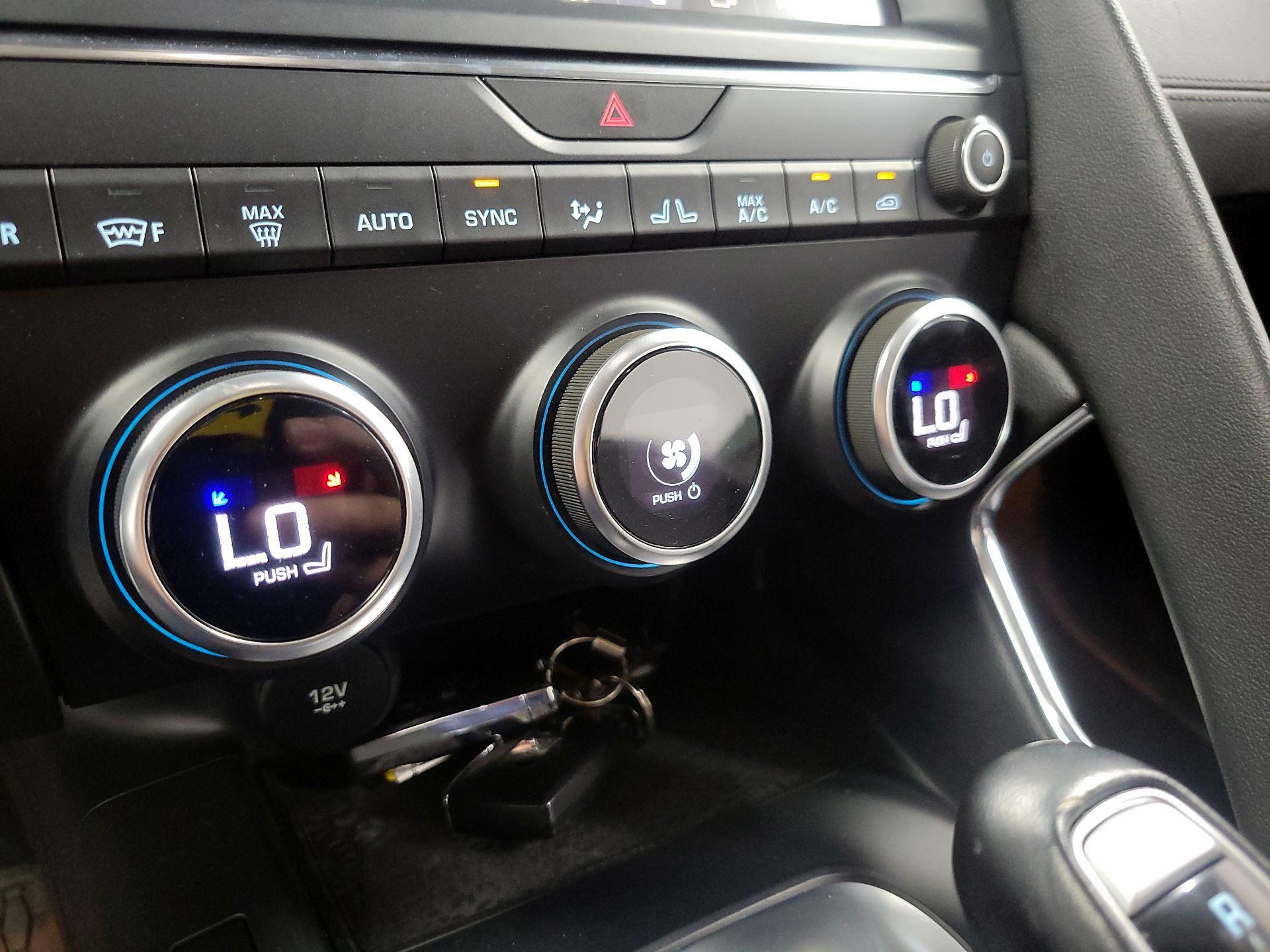 Thumbnail: 2018 Jaguar E-Pace - 16