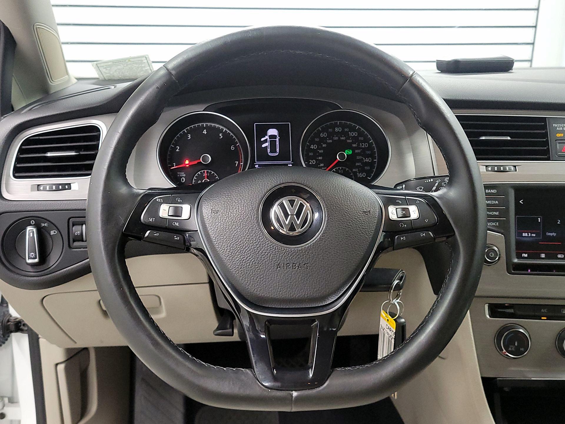 Thumbnail: 2016 Volkswagen Golf - 10
