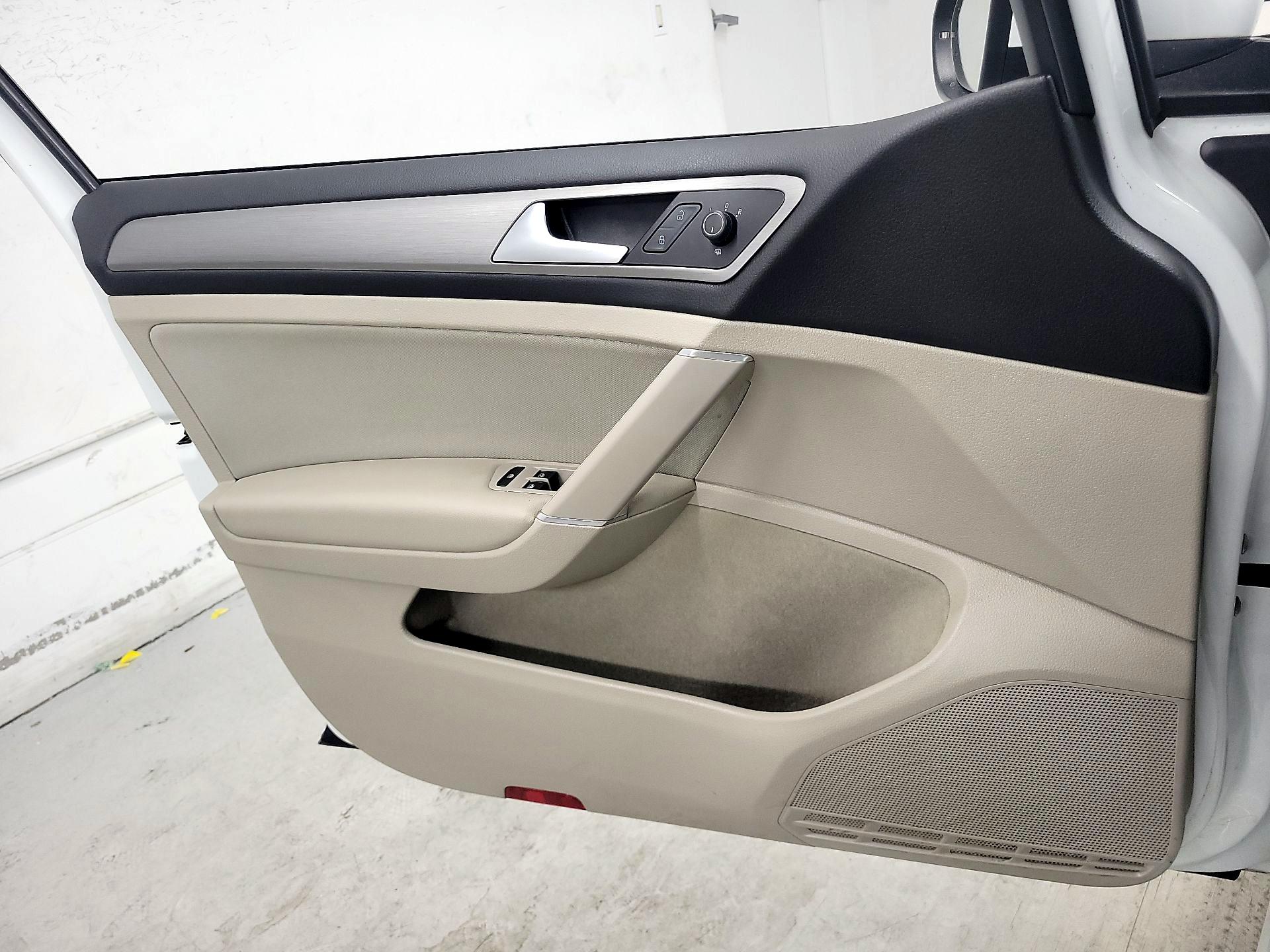 Thumbnail: 2016 Volkswagen Golf - 12