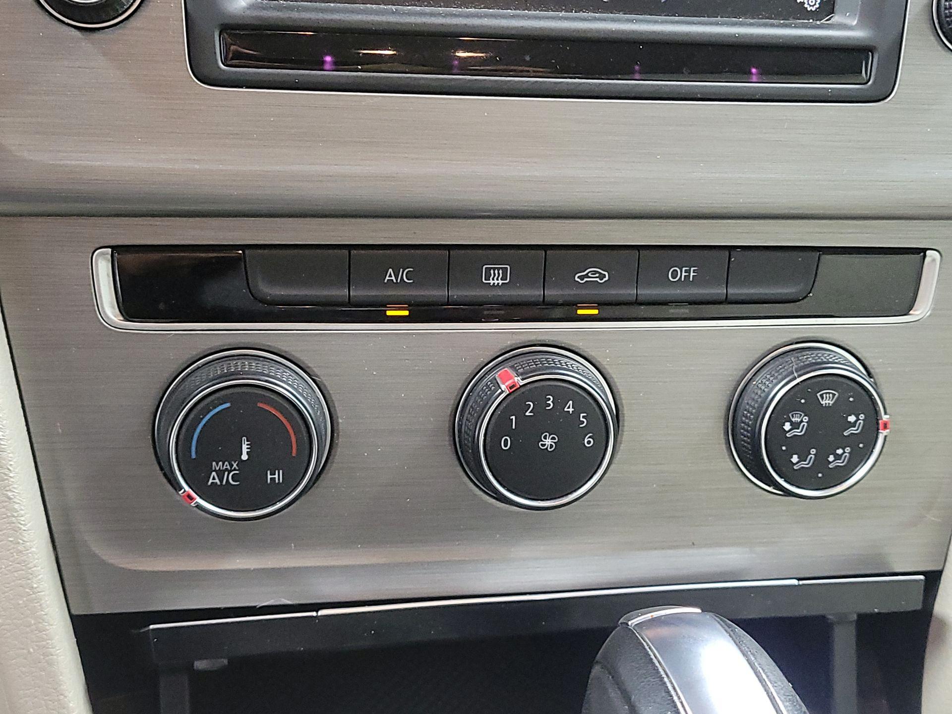 Thumbnail: 2016 Volkswagen Golf - 15