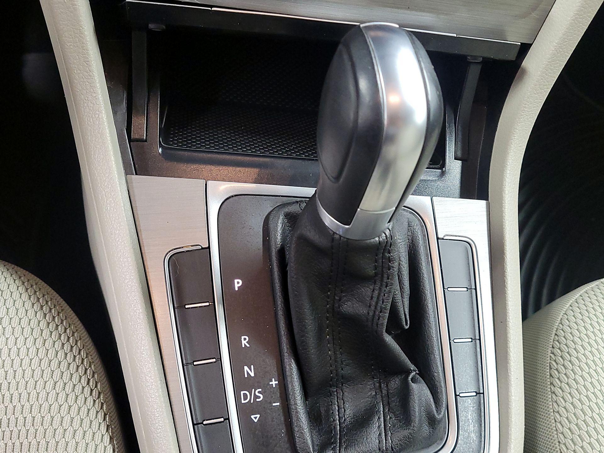 Thumbnail: 2016 Volkswagen Golf - 16