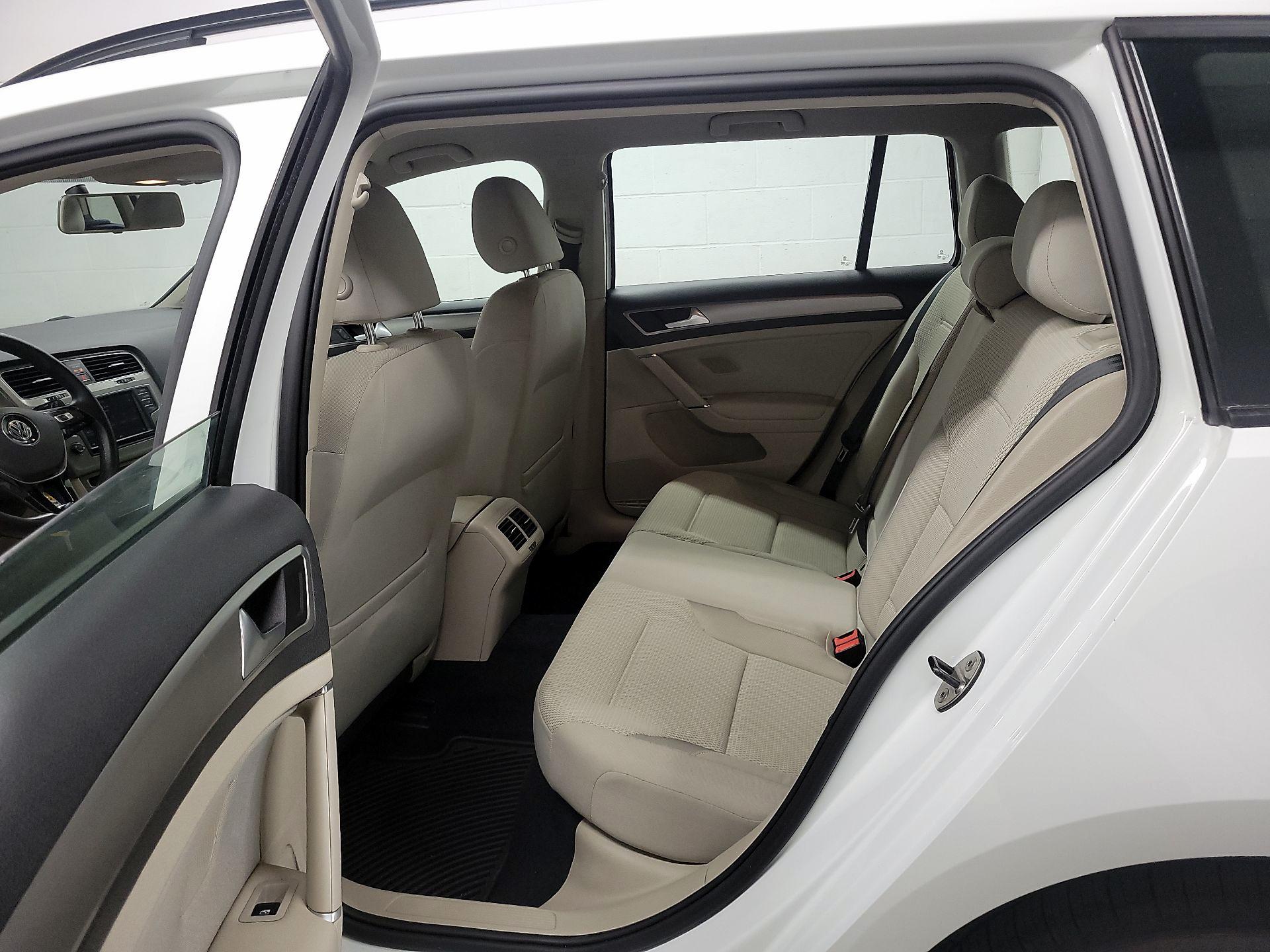 Thumbnail: 2016 Volkswagen Golf - 17