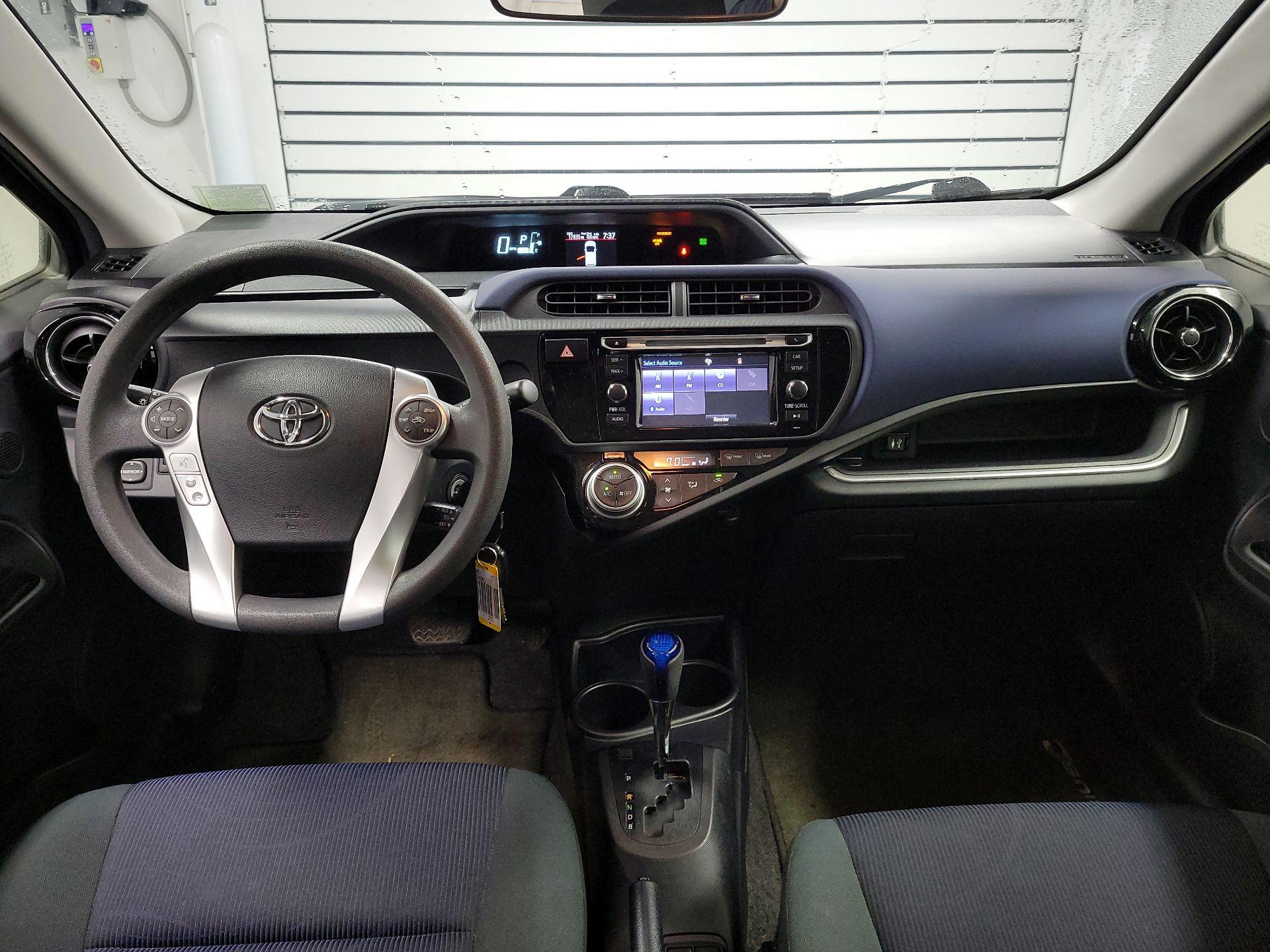 Thumbnail: 2016 Toyota Prius c - 9