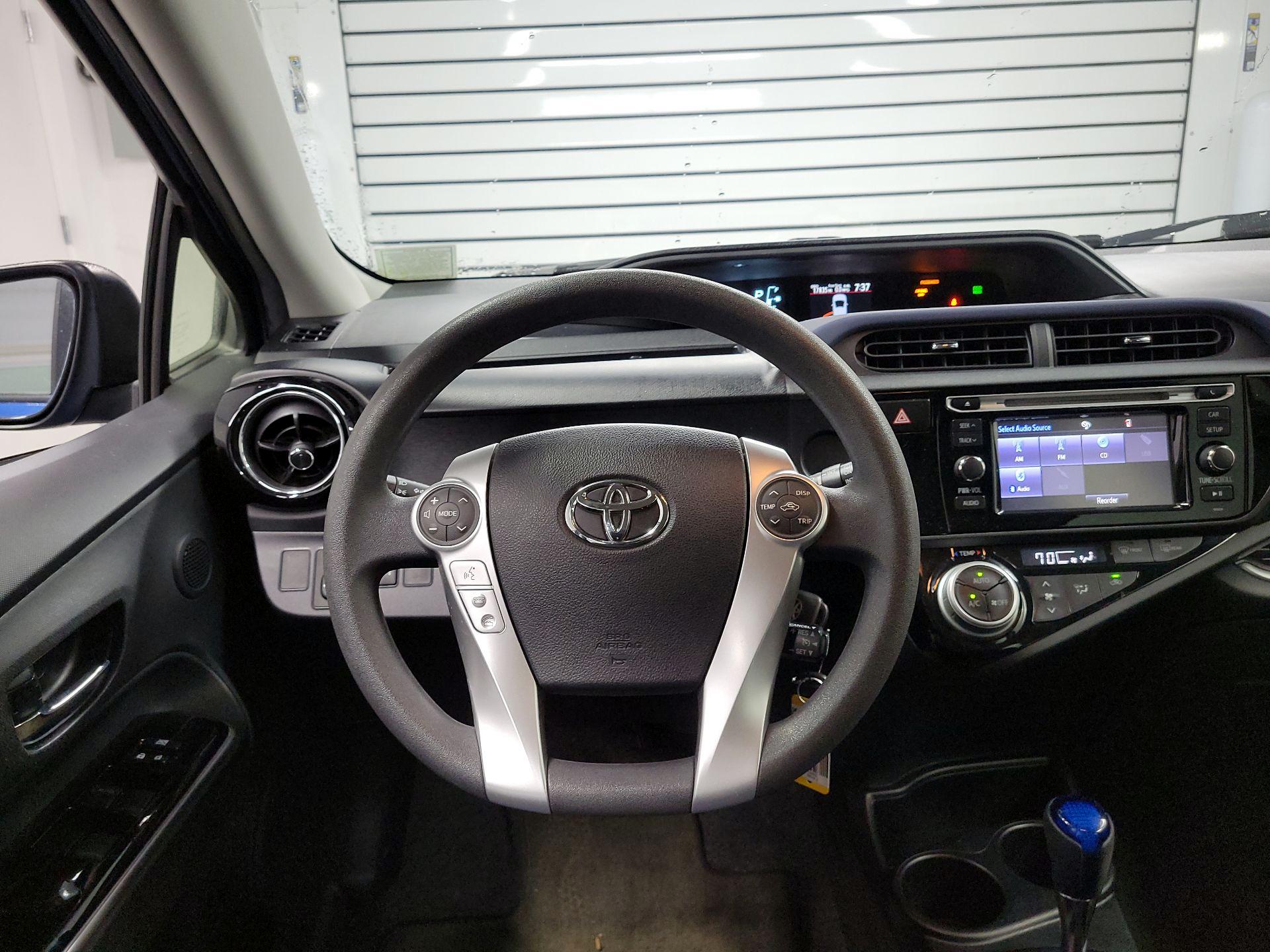 Thumbnail: 2016 Toyota Prius c - 10