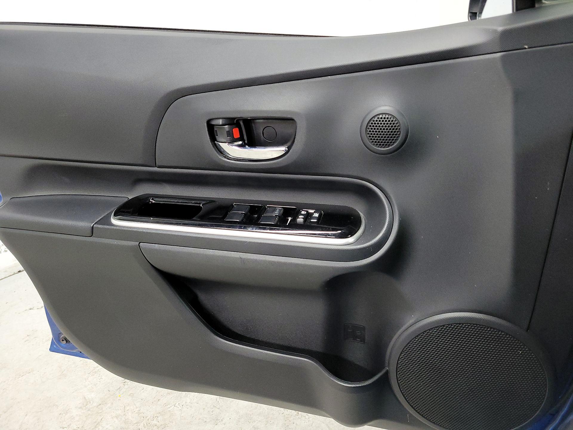 Thumbnail: 2016 Toyota Prius c - 12