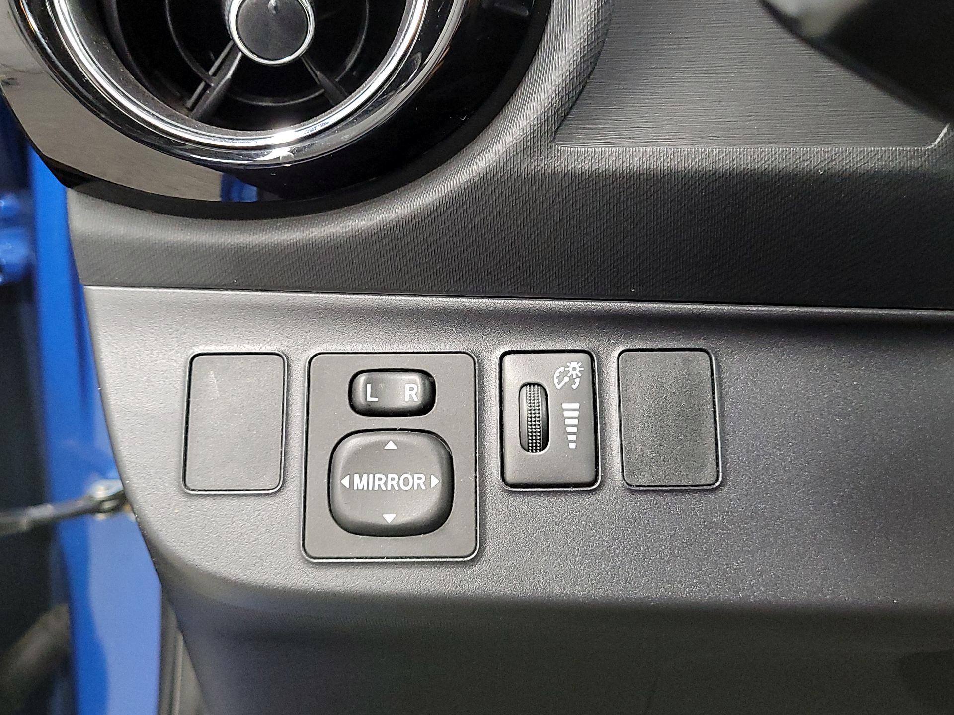 Thumbnail: 2016 Toyota Prius c - 13