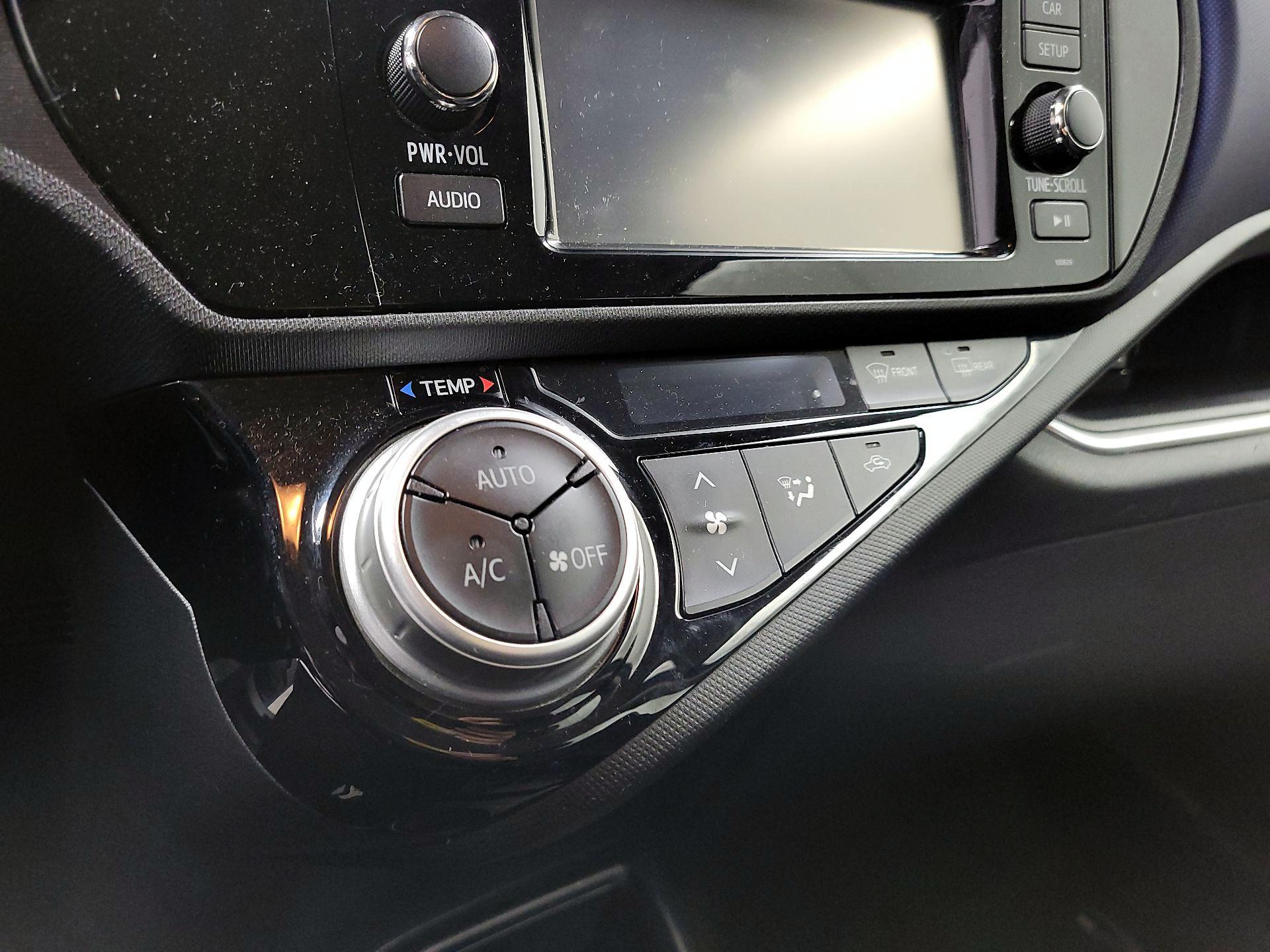 Thumbnail: 2016 Toyota Prius c - 15