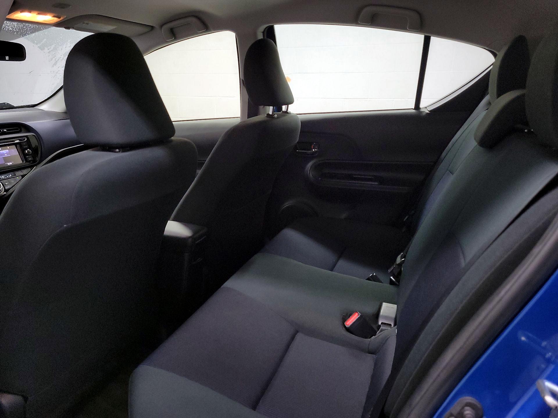 Thumbnail: 2016 Toyota Prius c - 17