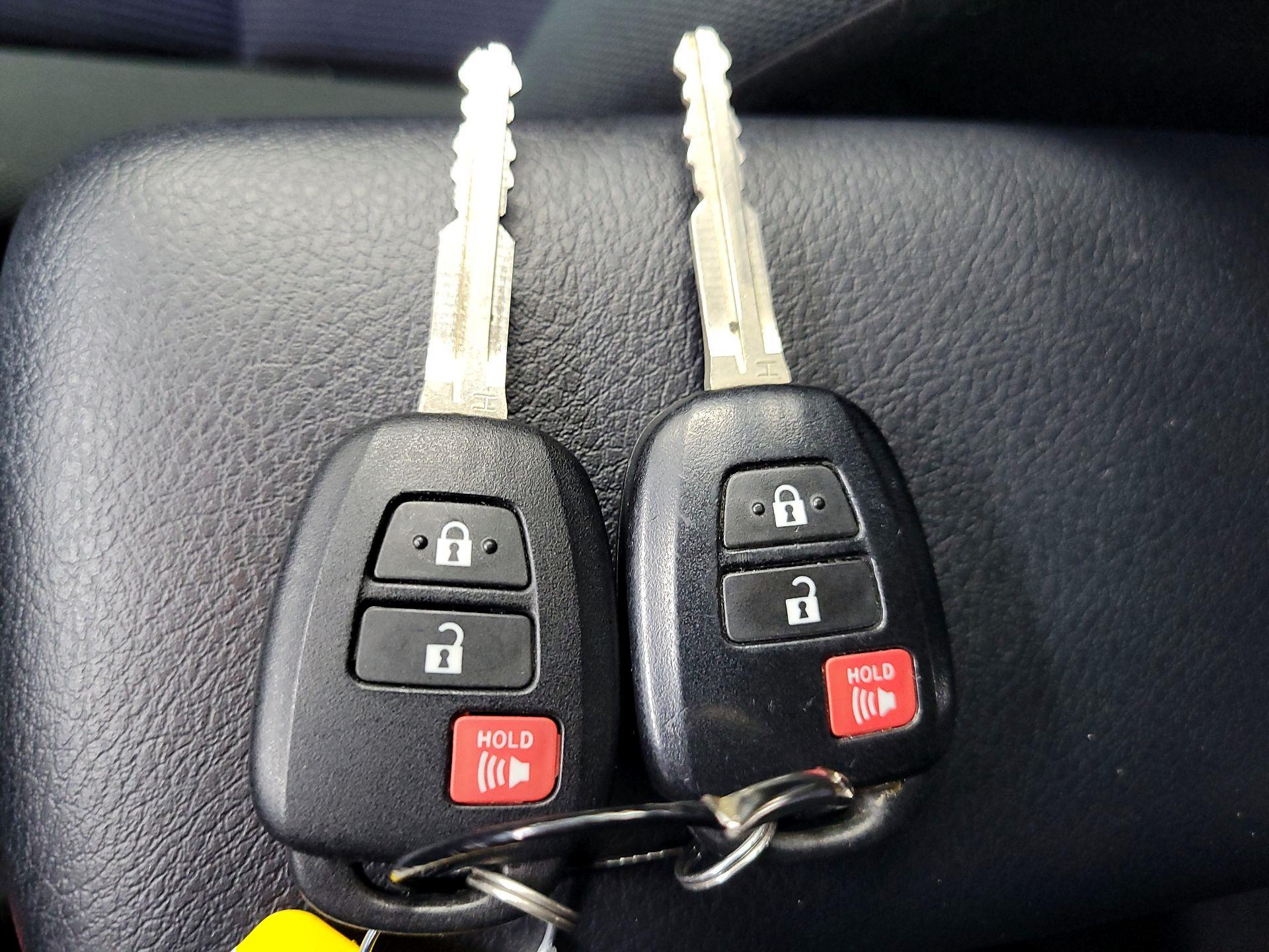 Thumbnail: 2016 Toyota Prius c - 20