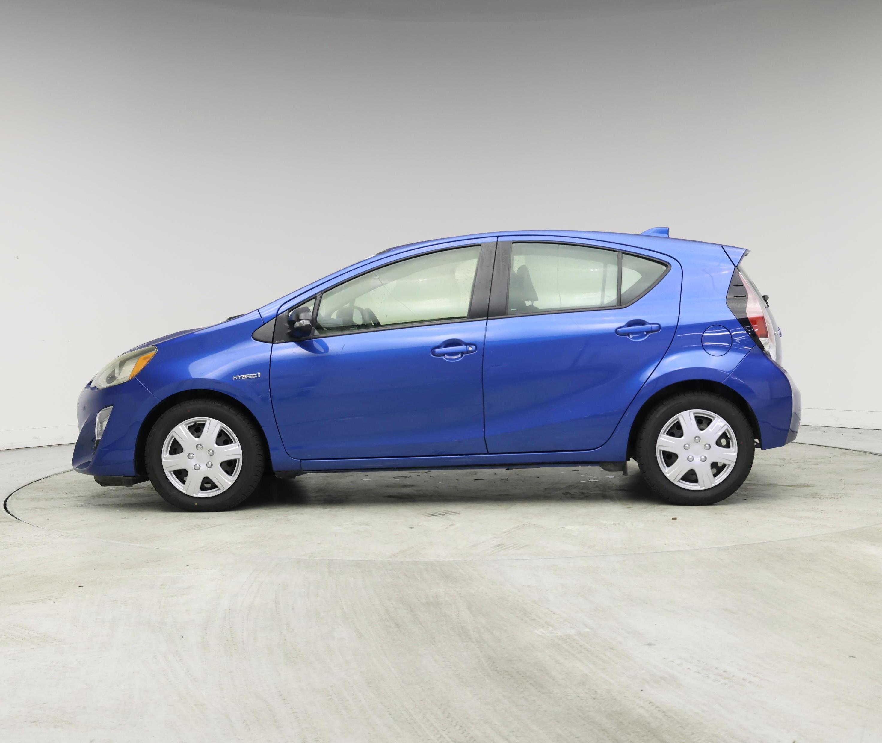 Thumbnail: 2016 Toyota Prius c - 3