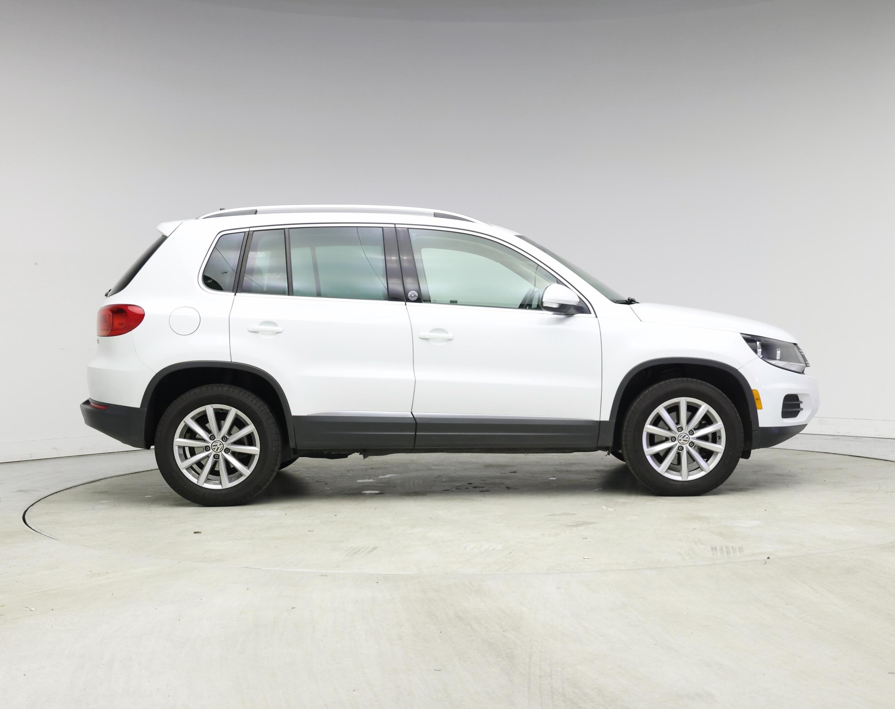 Thumbnail: 2017 Volkswagen Tiguan - 7