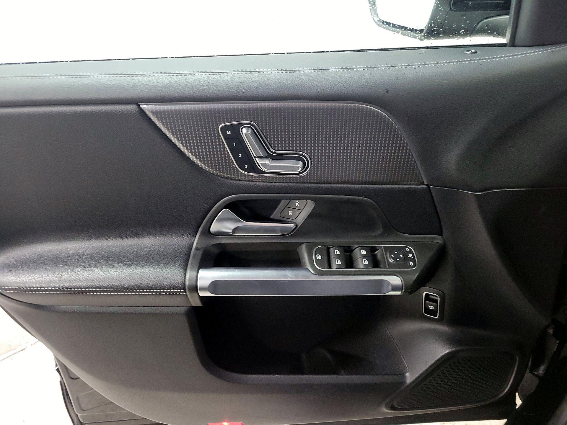 Thumbnail: 2021 Mercedes-Benz GLB - 12