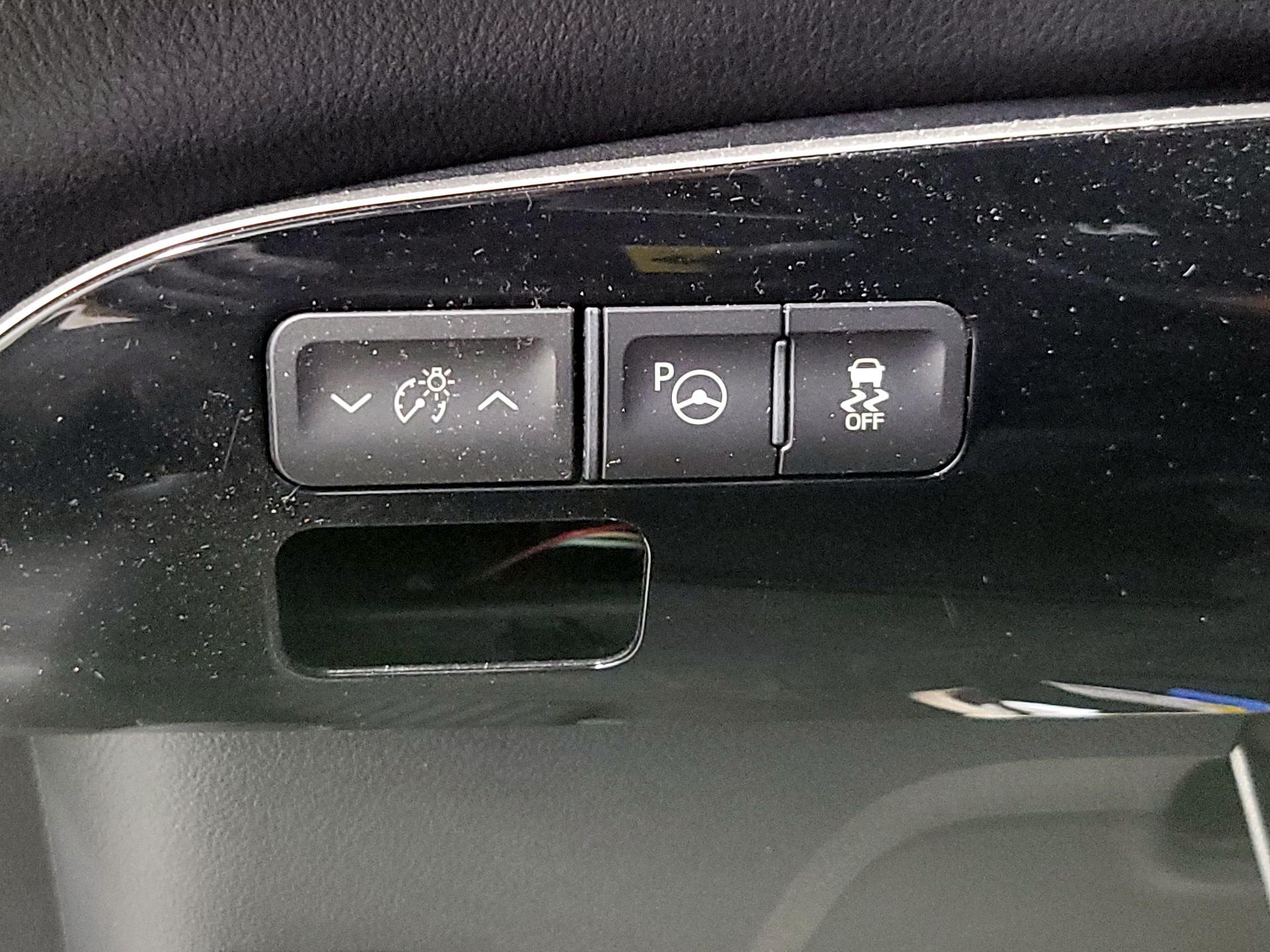 Thumbnail: 2018 Toyota Prius - 13