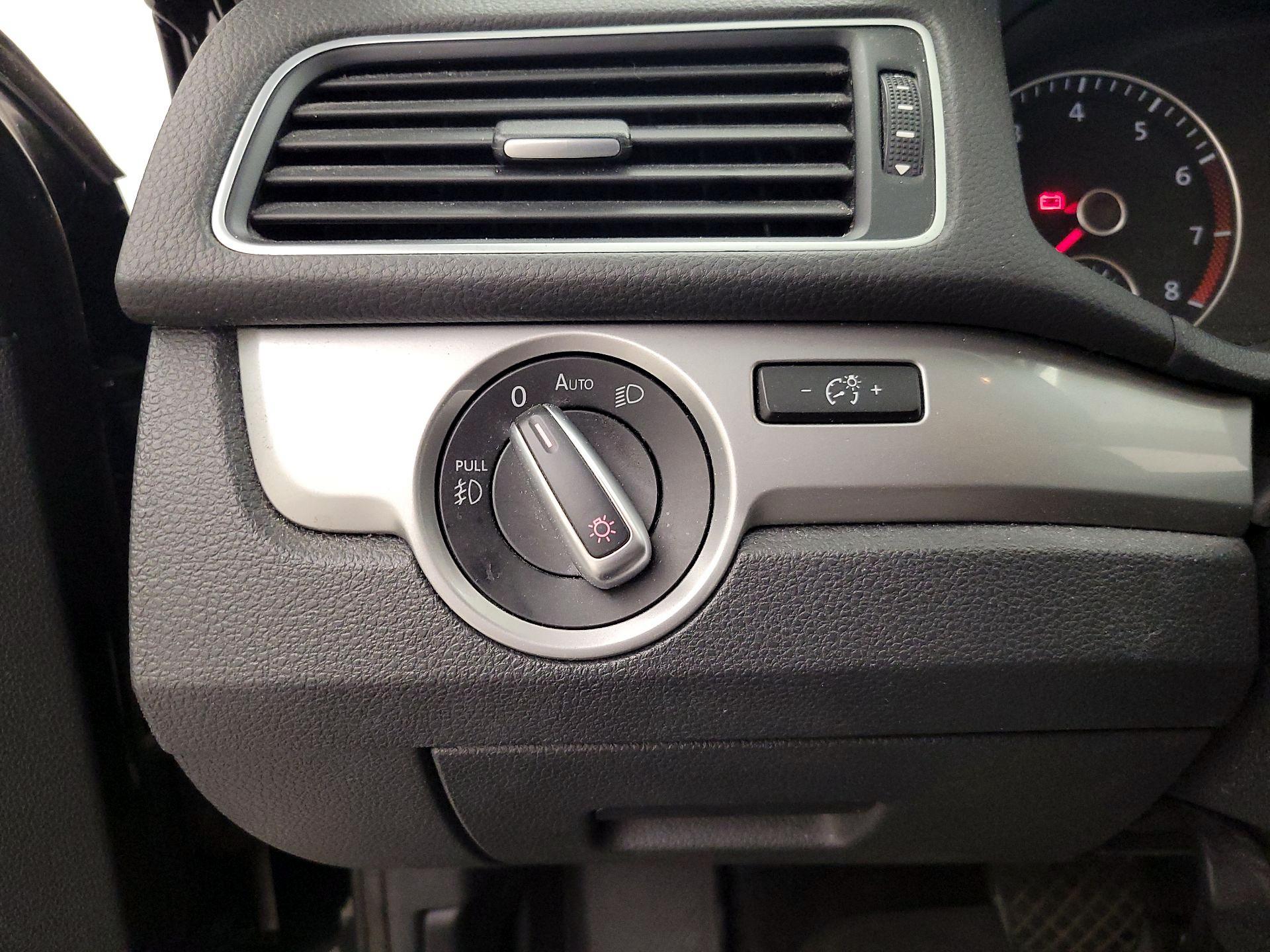 Thumbnail: 2015 Volkswagen Passat - 13