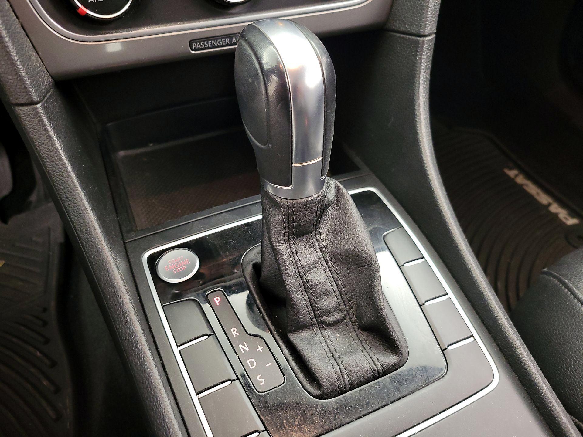 Thumbnail: 2015 Volkswagen Passat - 17