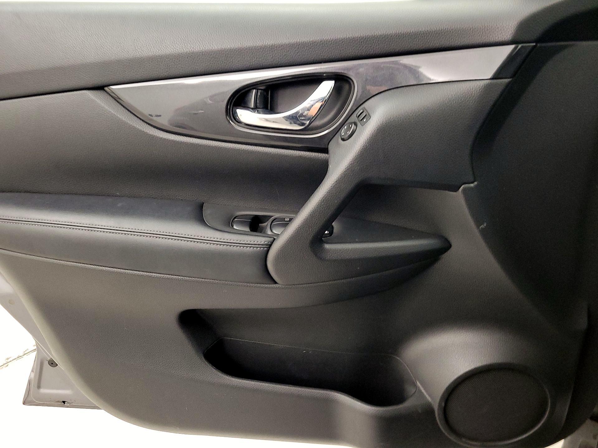 Thumbnail: 2018 Nissan Rogue - 12