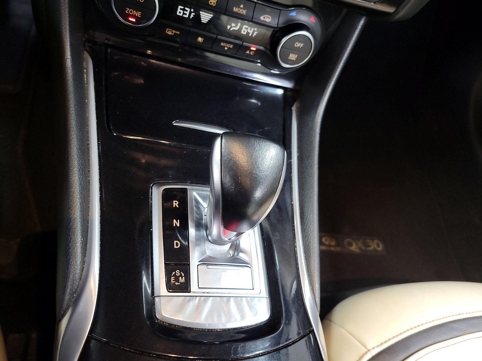 Thumbnail: 2017 INFINITI QX30 - 16