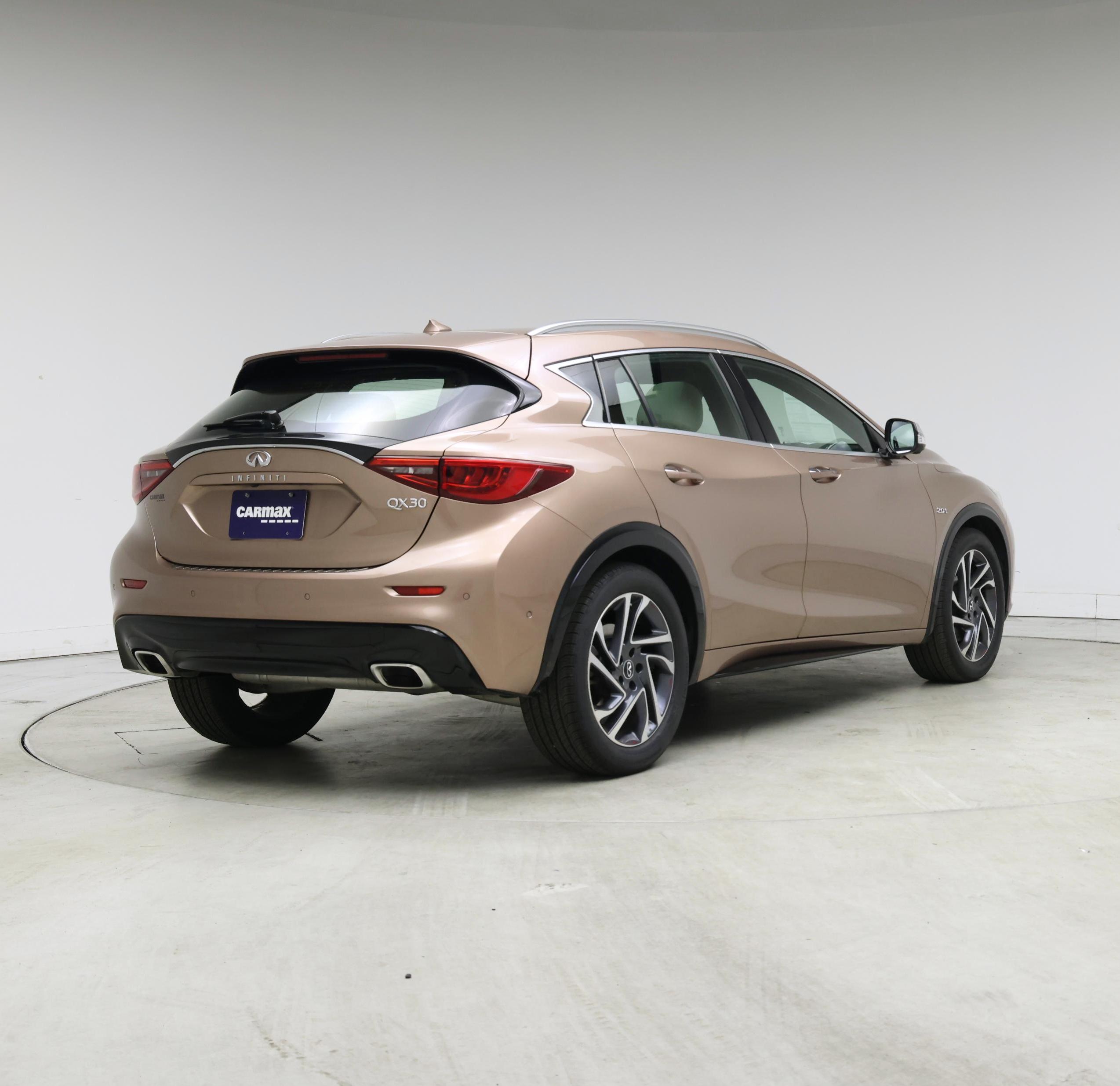 Thumbnail: 2017 INFINITI QX30 - 8