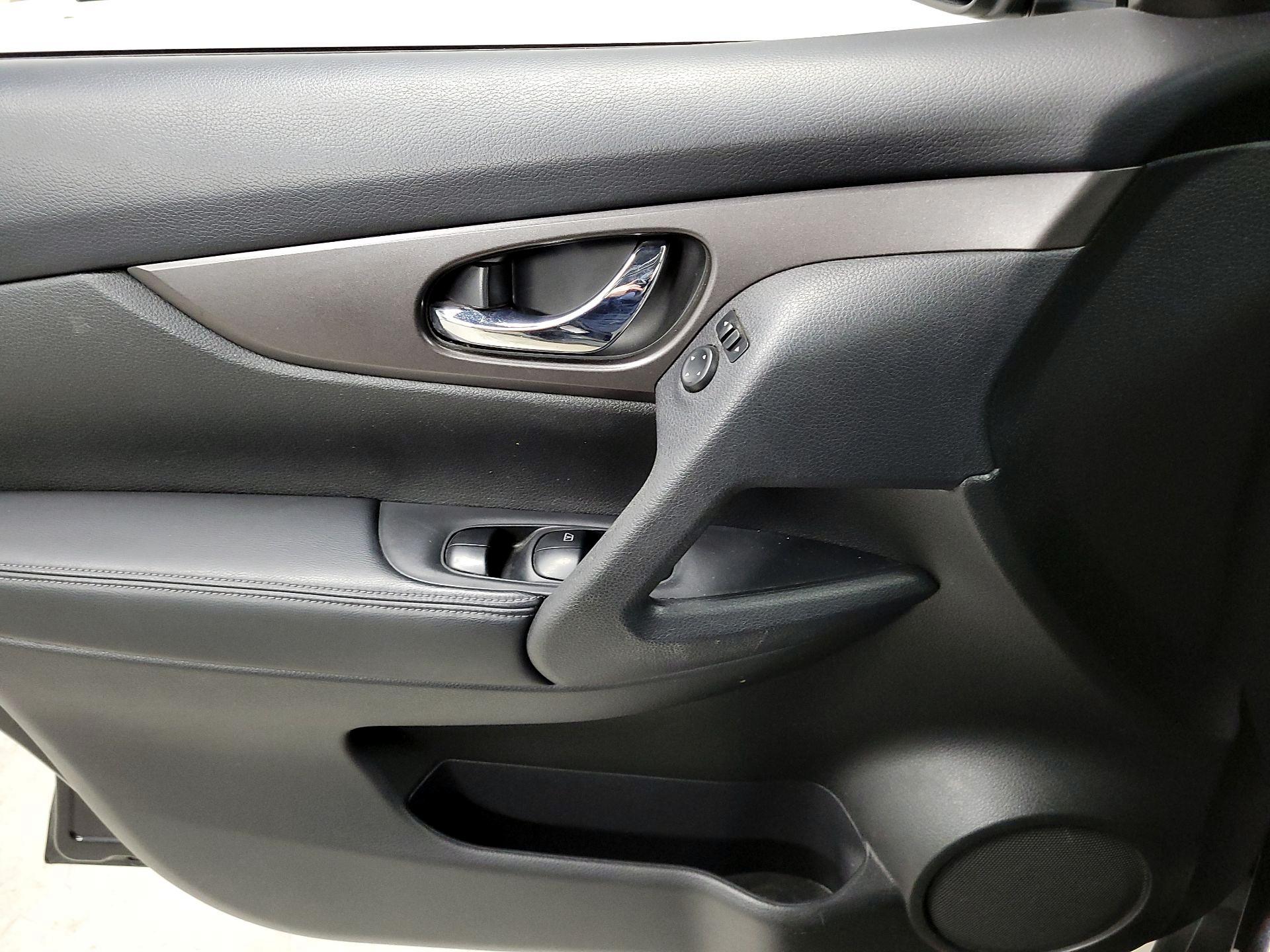 Thumbnail: 2015 Nissan Rogue - 12