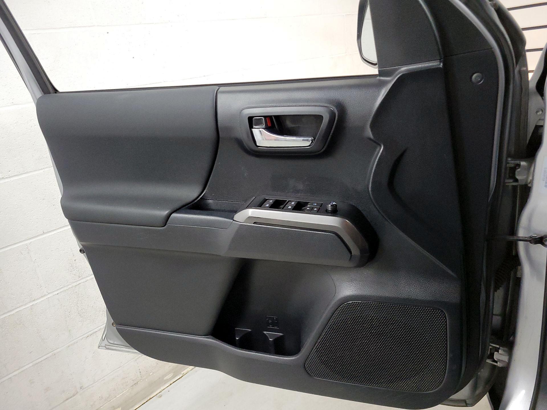 Thumbnail: 2018 Toyota Tacoma - 12