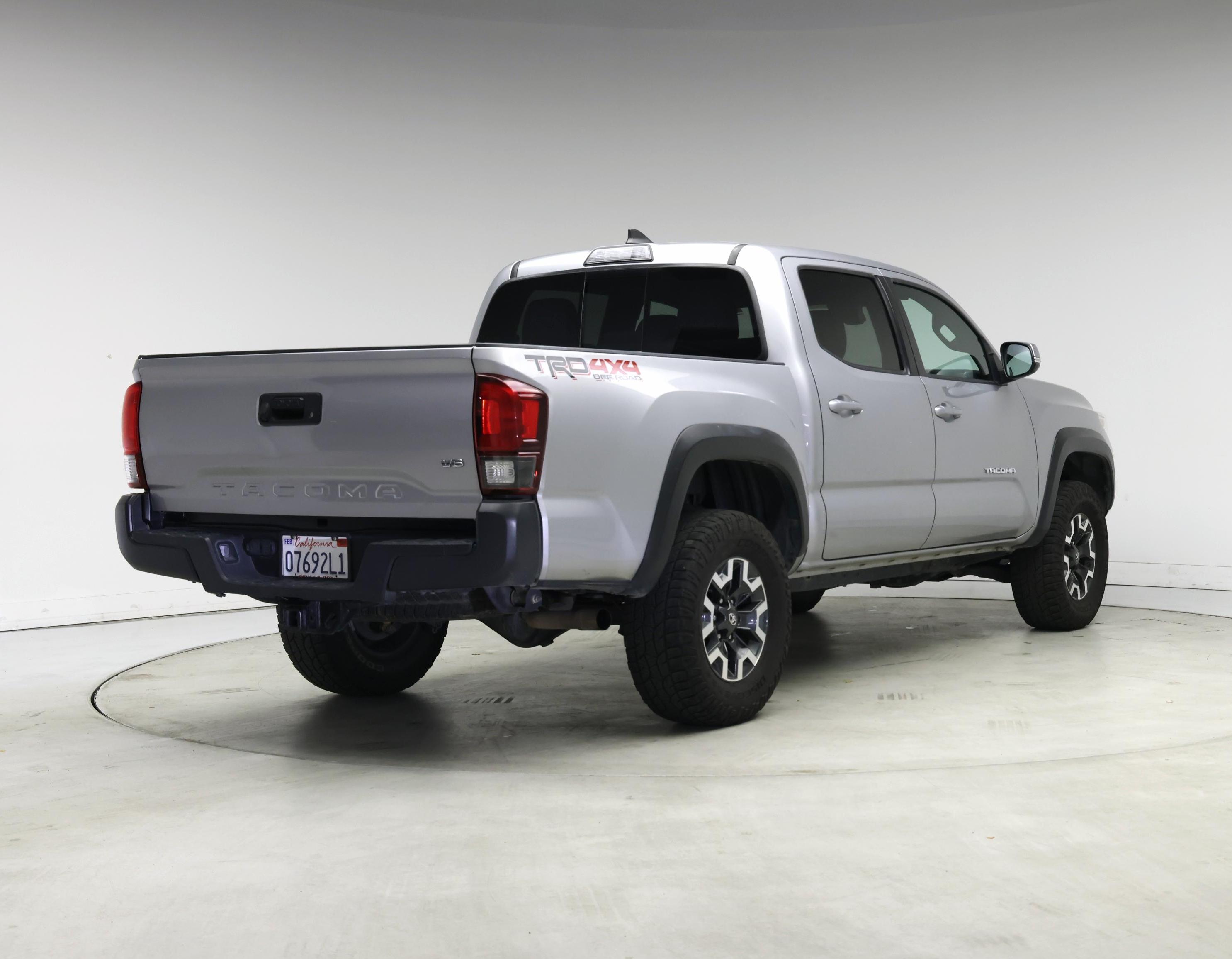 Thumbnail: 2018 Toyota Tacoma - 8