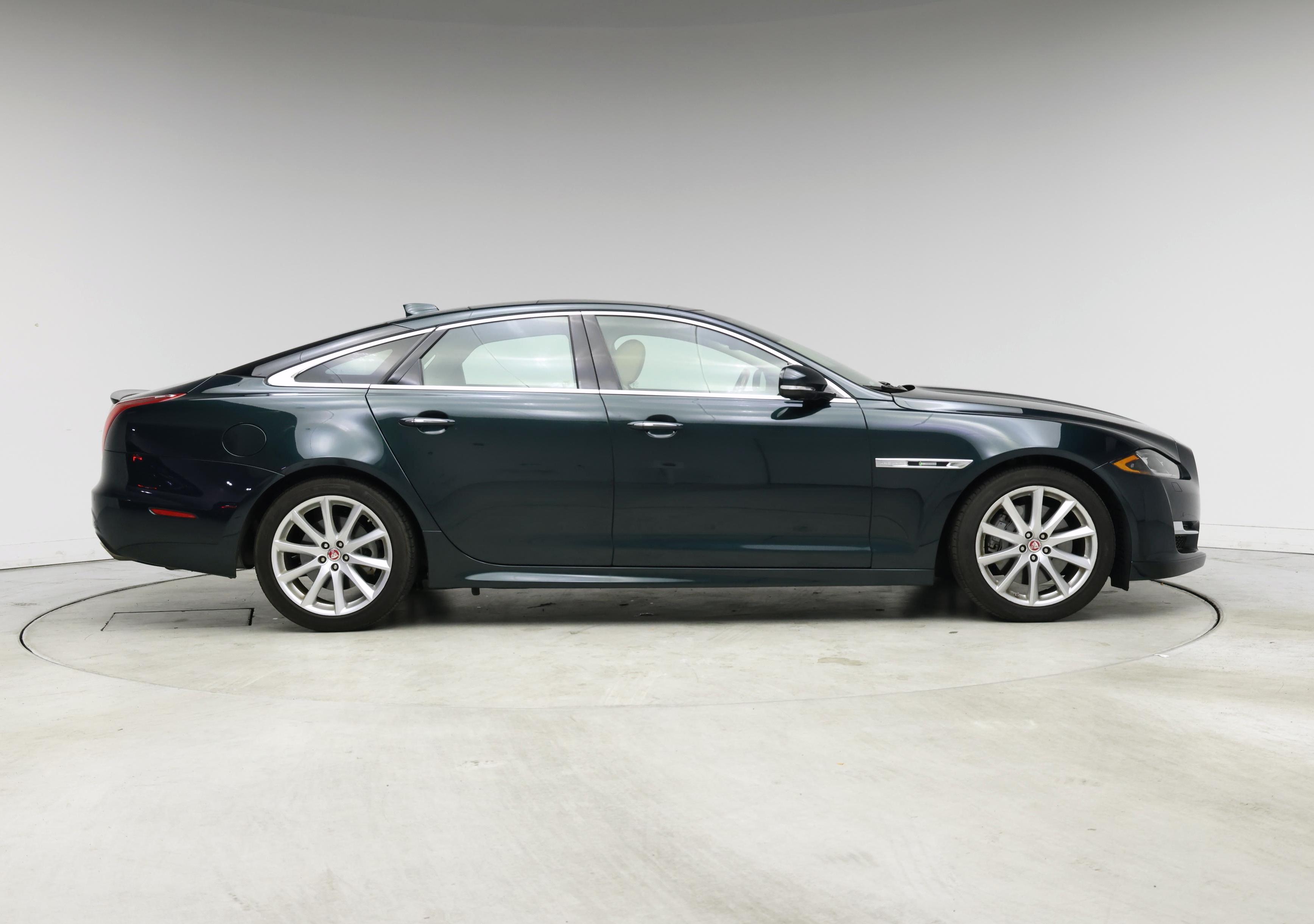 Thumbnail: 2017 Jaguar XJ - 7