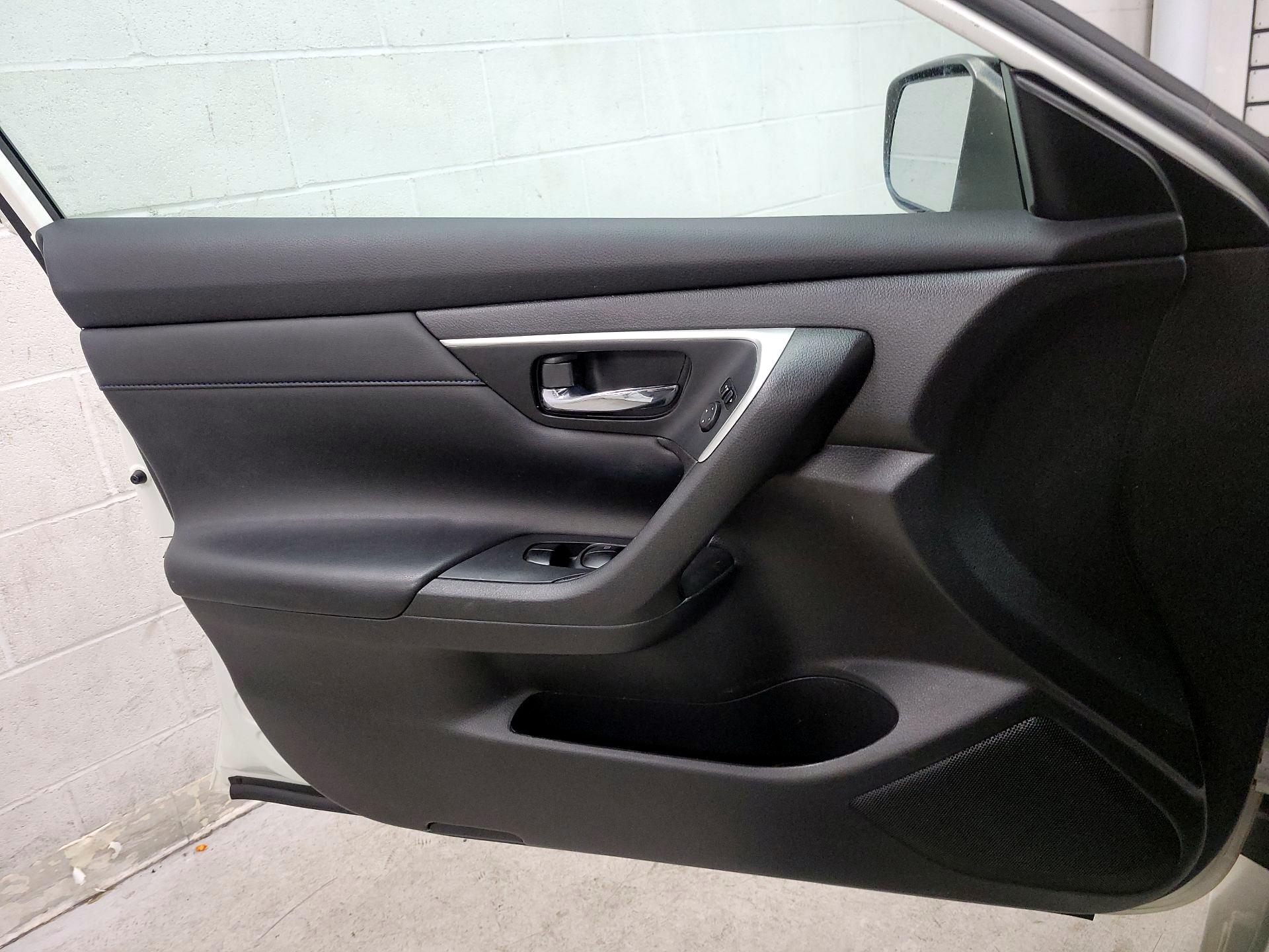 Thumbnail: 2017 Nissan Altima - 12