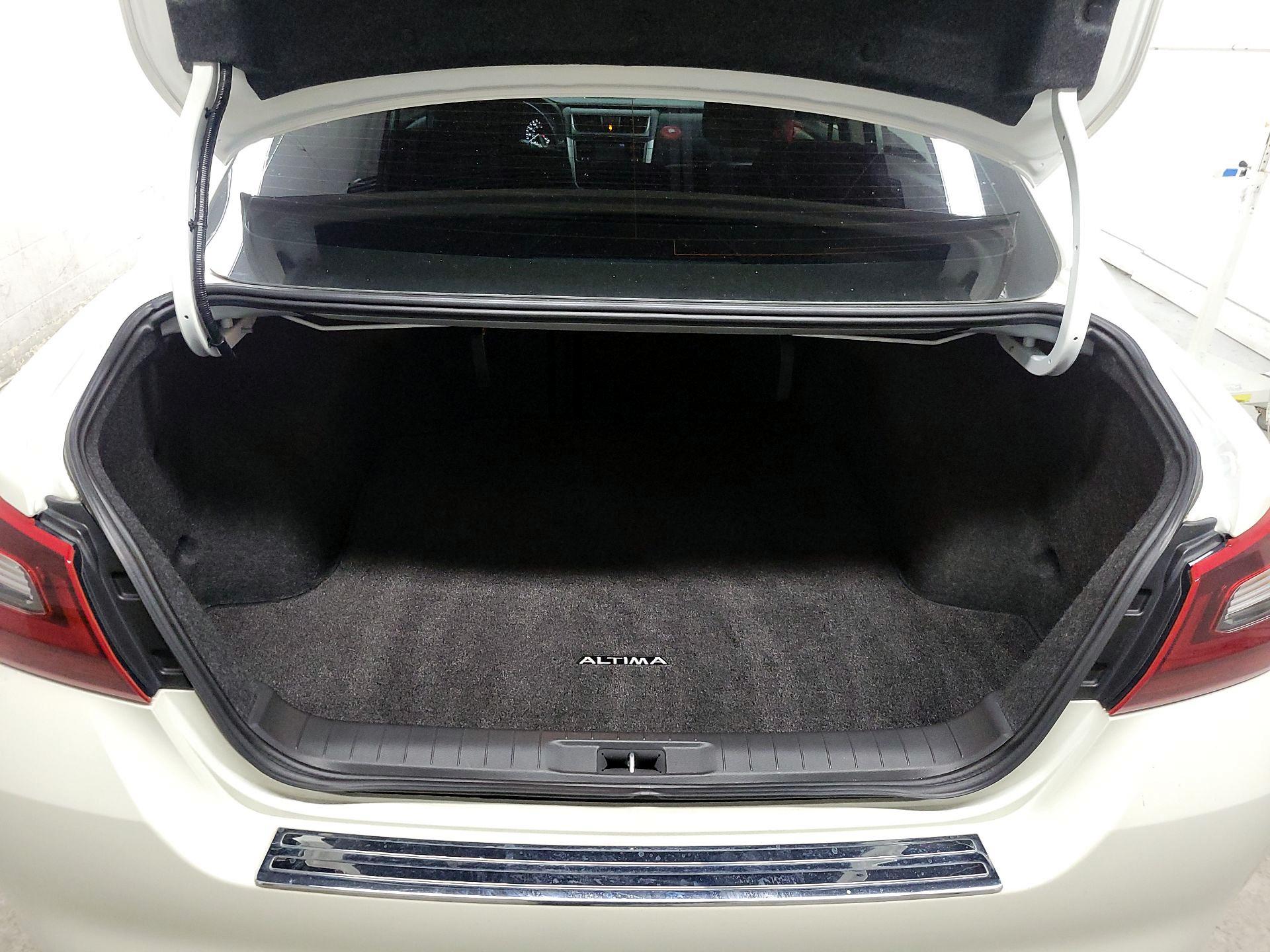 Thumbnail: 2017 Nissan Altima - 18