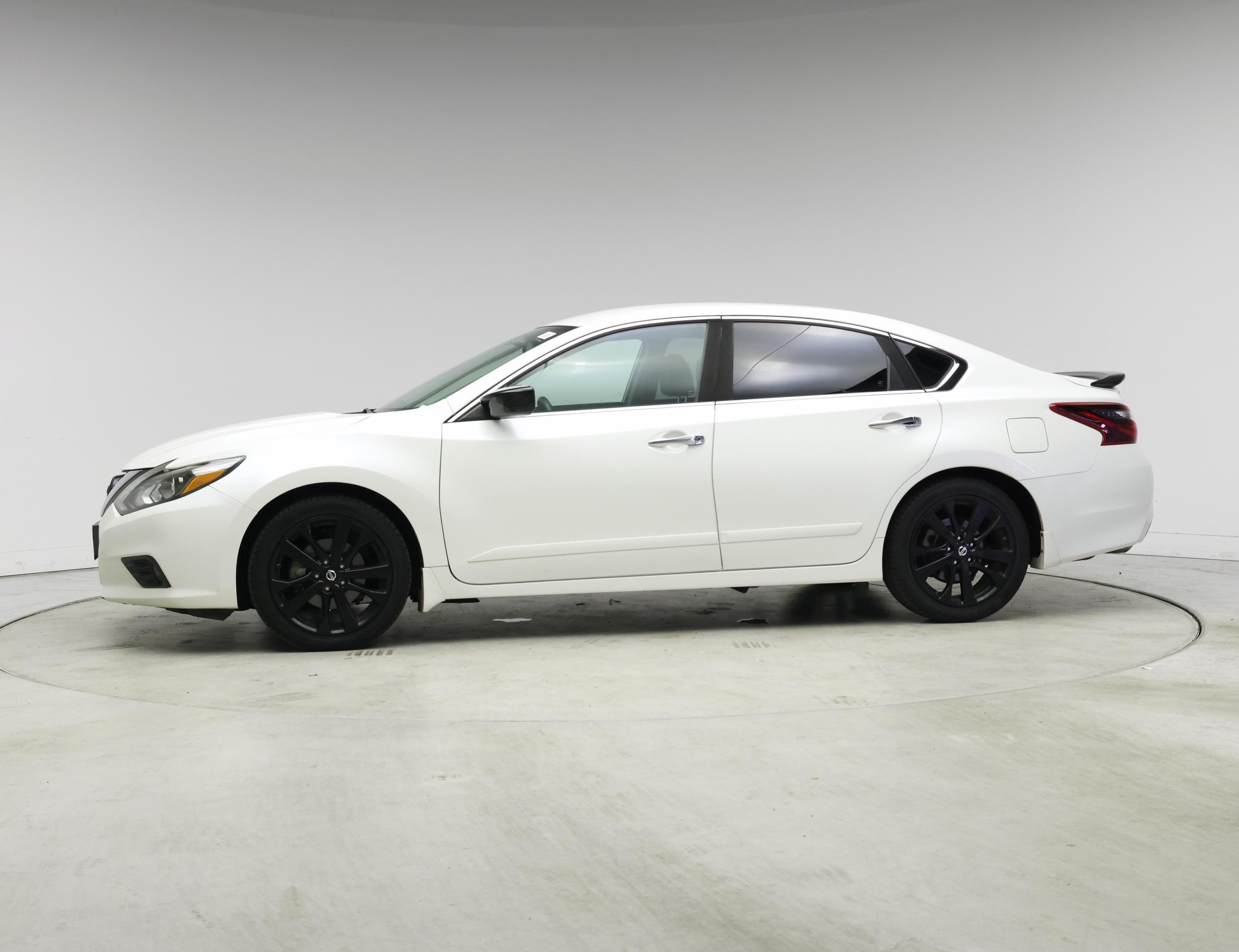 Thumbnail: 2017 Nissan Altima - 3