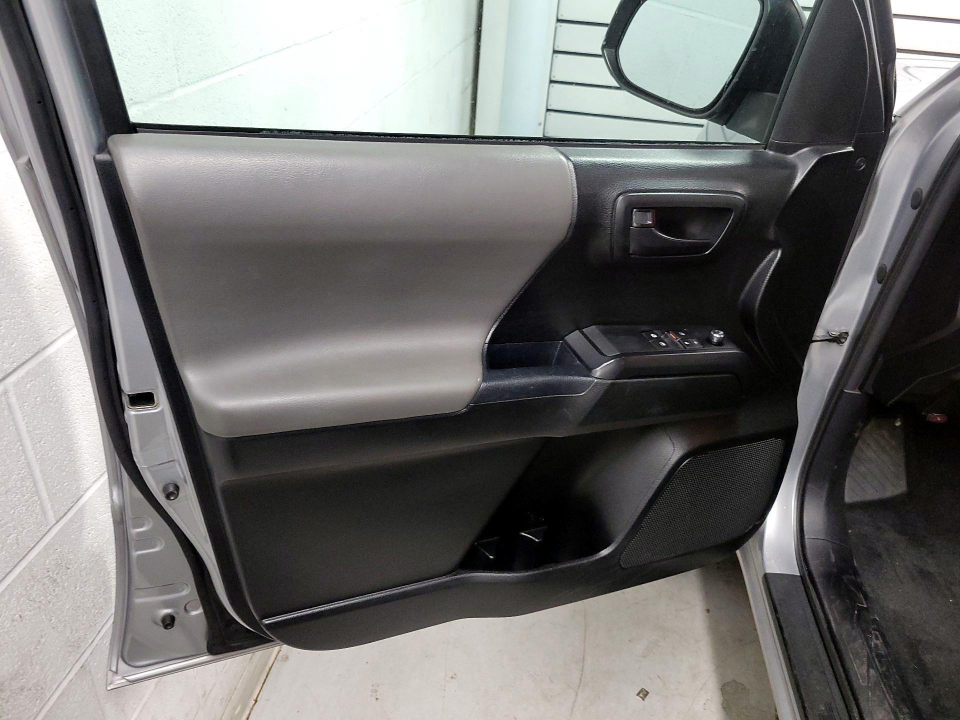 Thumbnail: 2017 Toyota Tacoma - 10