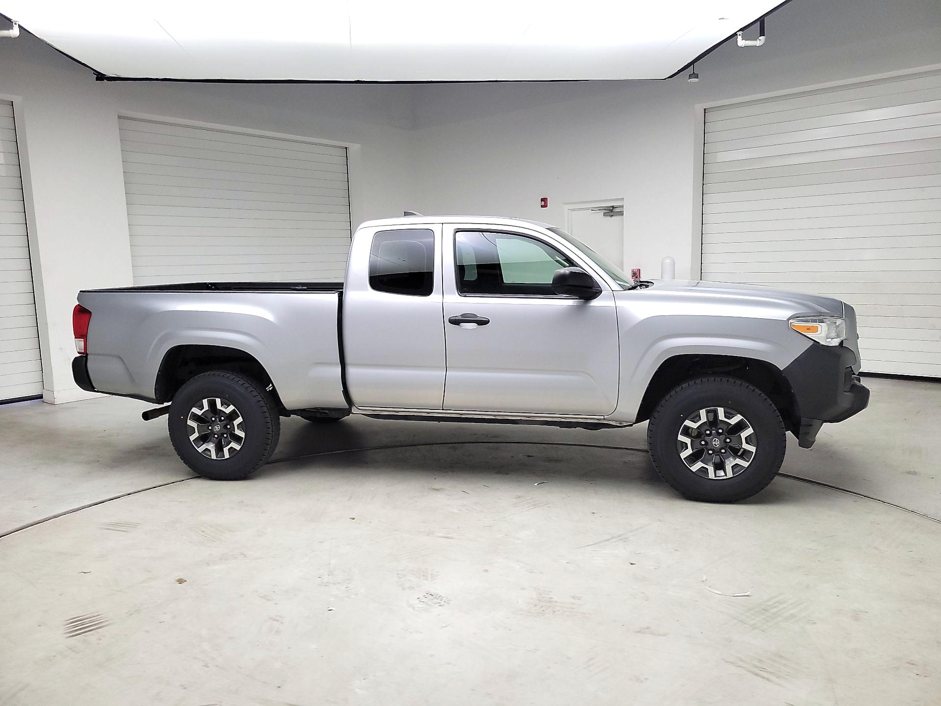 Thumbnail: 2017 Toyota Tacoma - 4