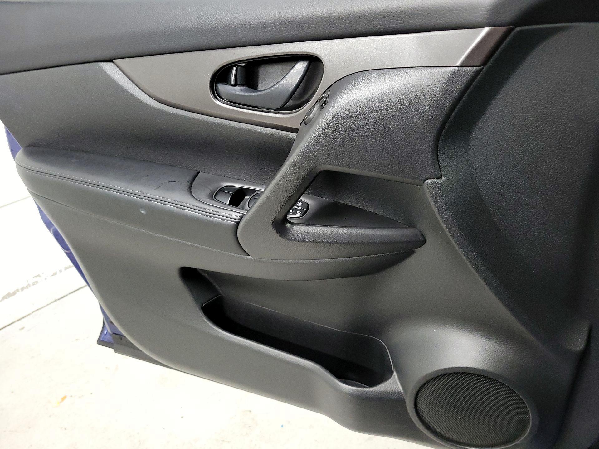 Thumbnail: 2018 Nissan Rogue Sport - 10