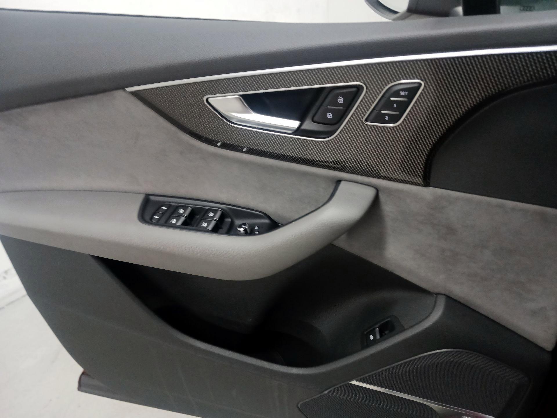 Thumbnail: 2020 Audi SQ7 - 10