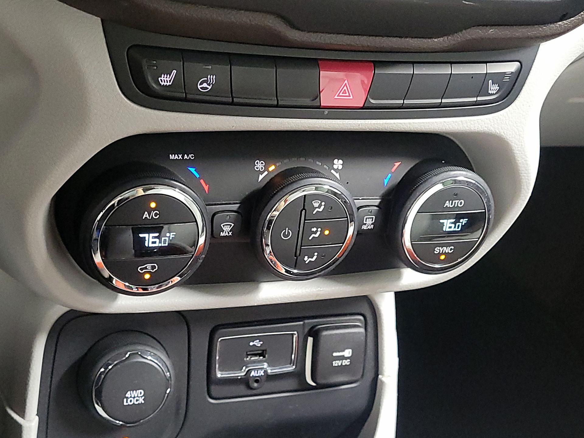 Thumbnail: 2016 Jeep Renegade - 15