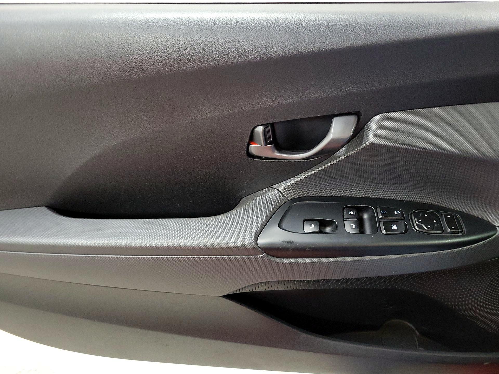 Thumbnail: 2019 Hyundai Veloster - 12