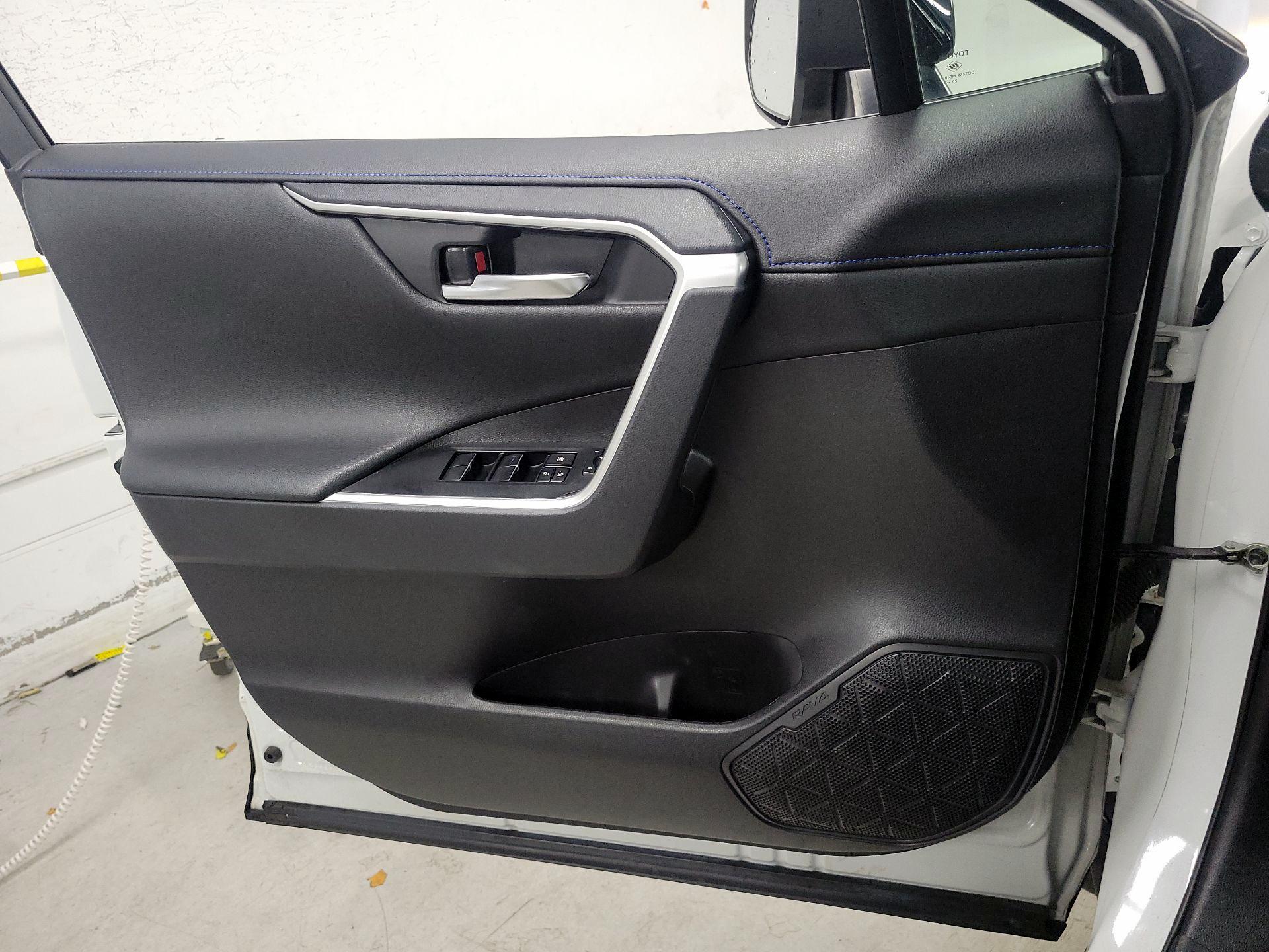 Thumbnail: 2021 Toyota RAV4 - 10