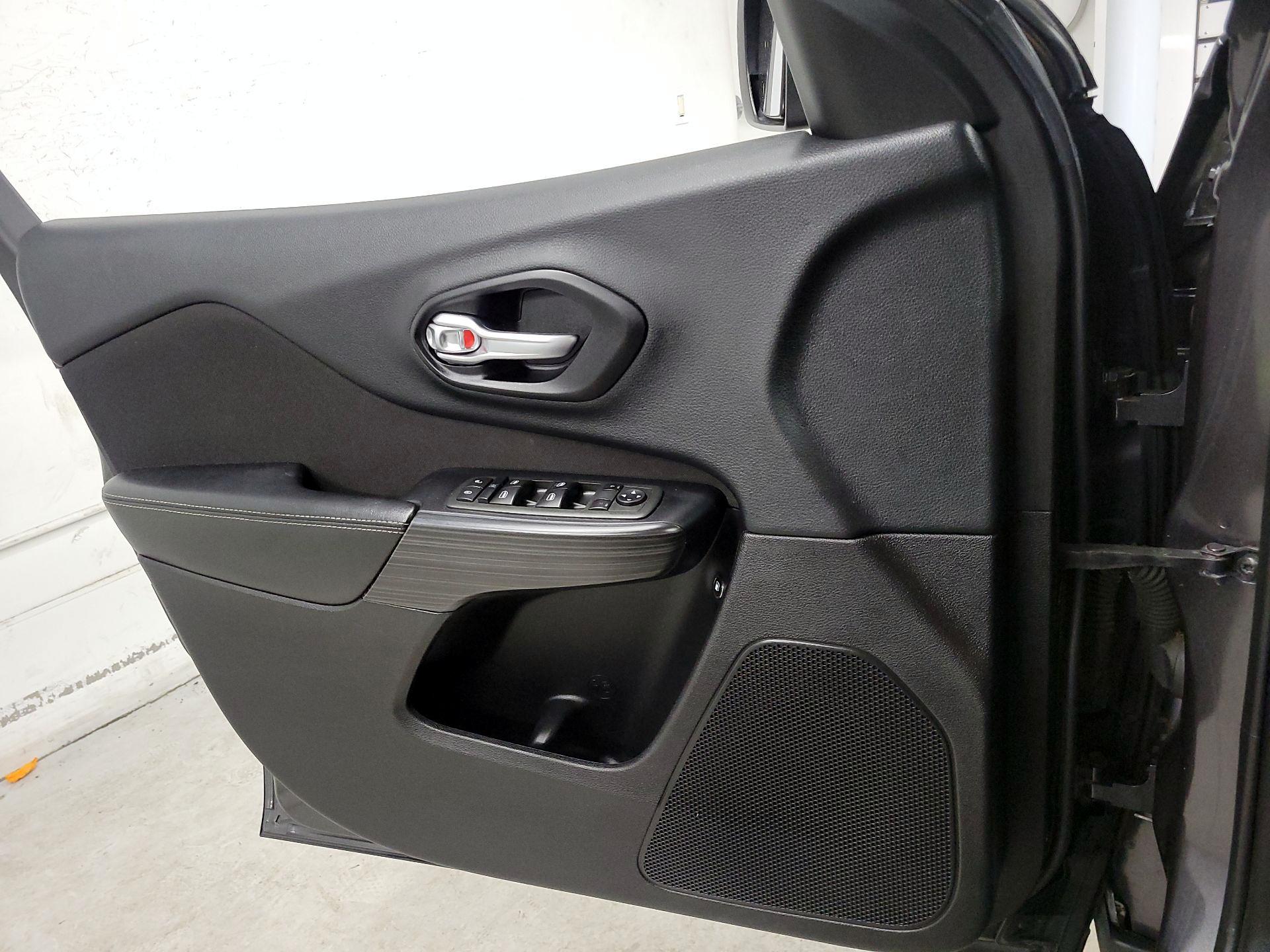 Thumbnail: 2015 Jeep Cherokee - 12