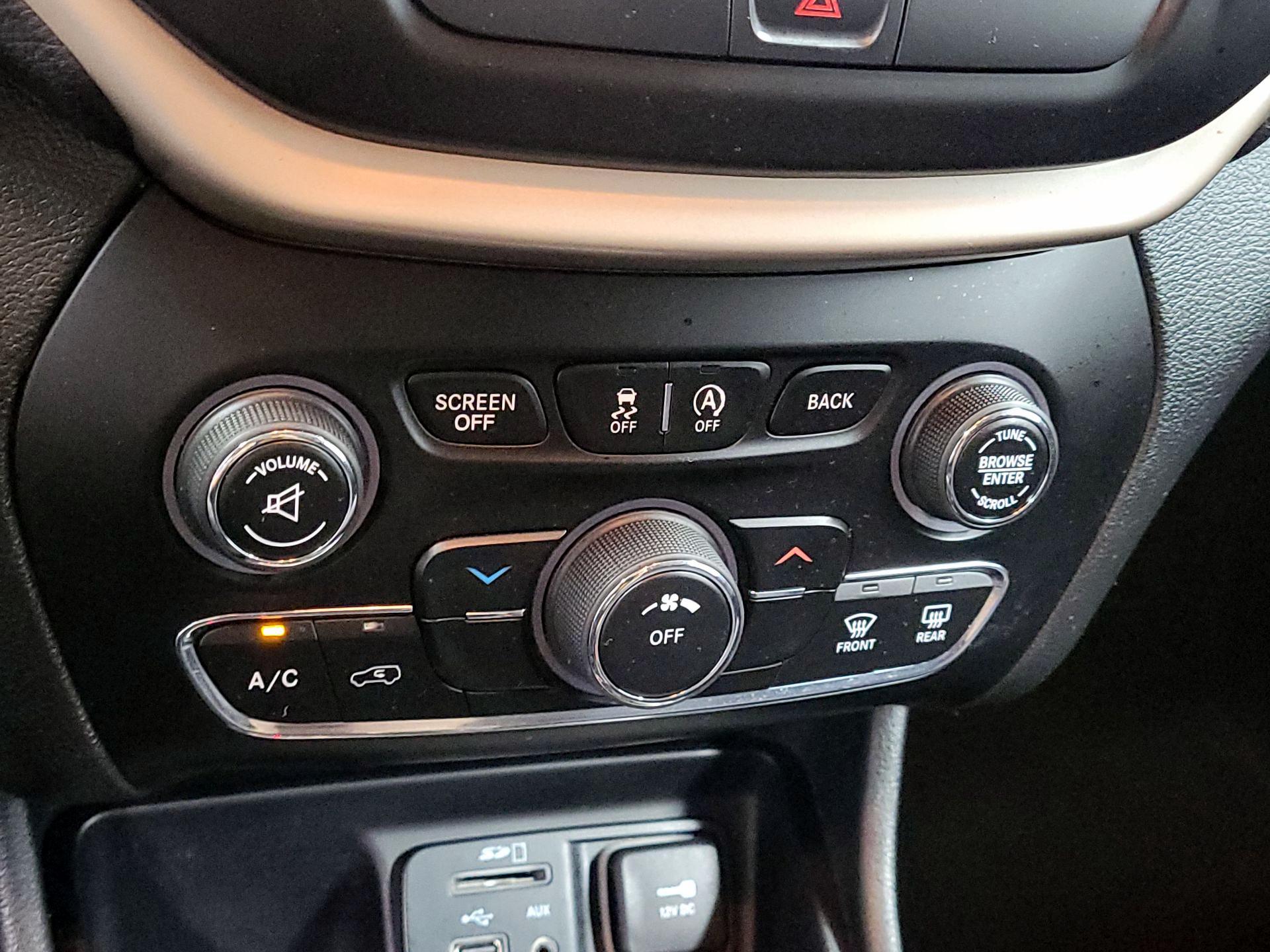 Thumbnail: 2015 Jeep Cherokee - 15