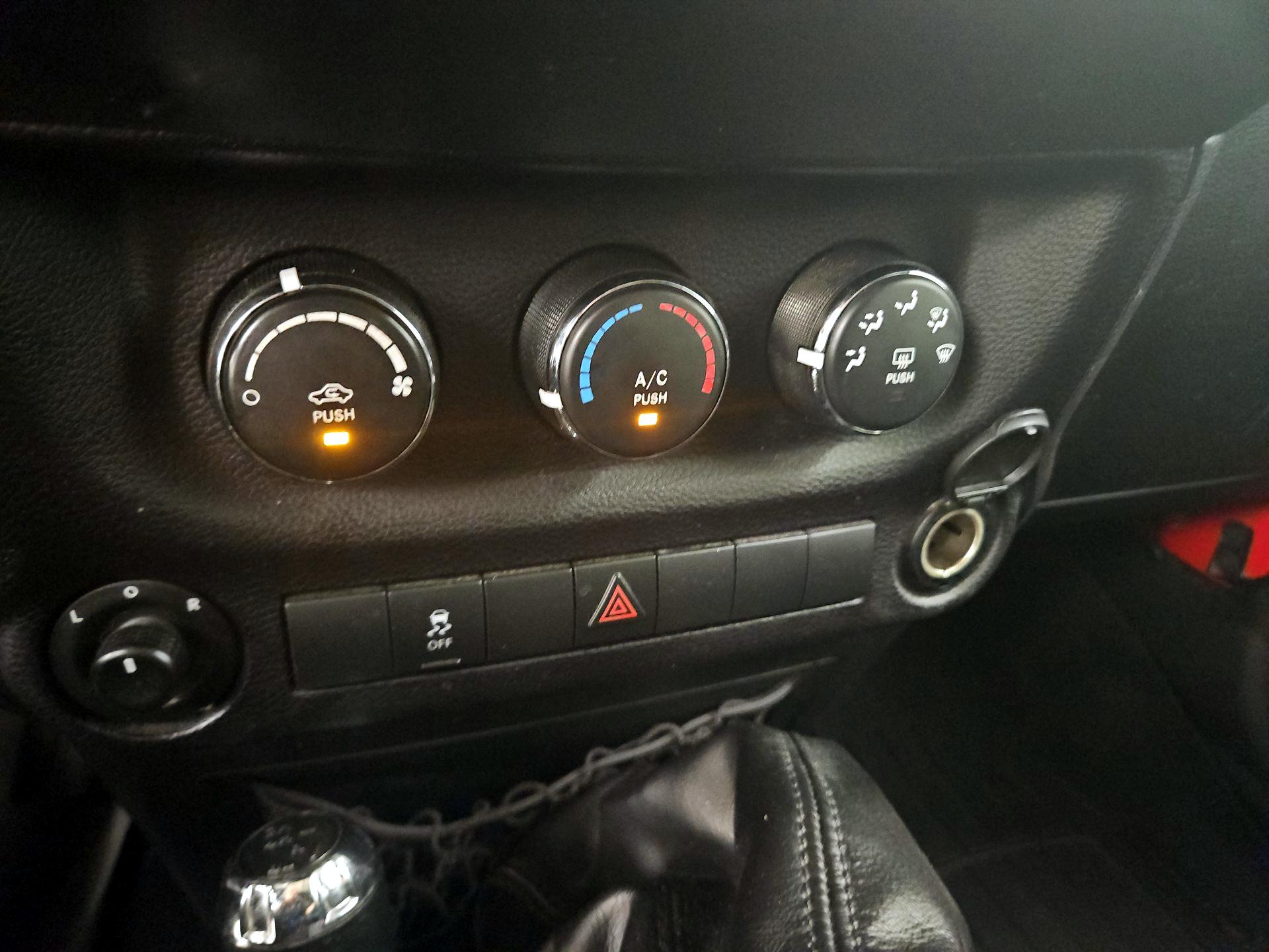 Thumbnail: 2016 Jeep Wrangler - 14