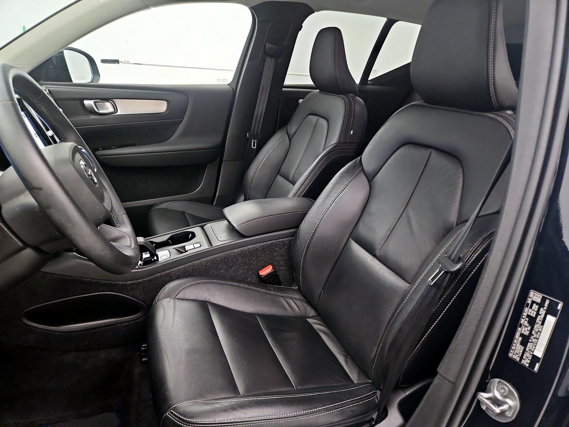 Thumbnail: 2022 Volvo XC40 - 11