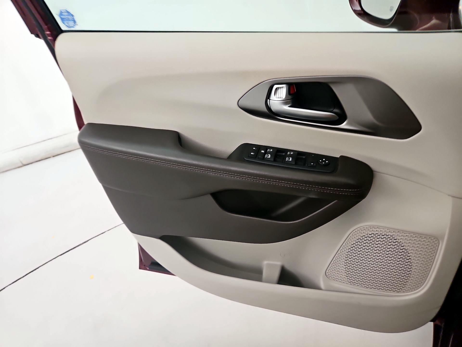 Thumbnail: 2018 Chrysler Pacifica - 12