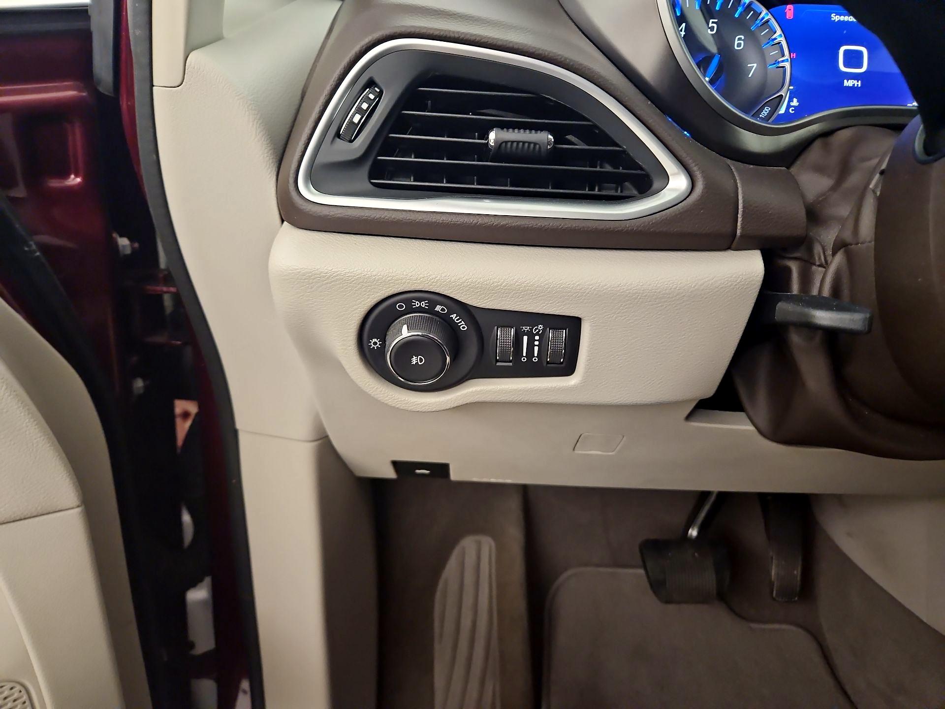 Thumbnail: 2018 Chrysler Pacifica - 13