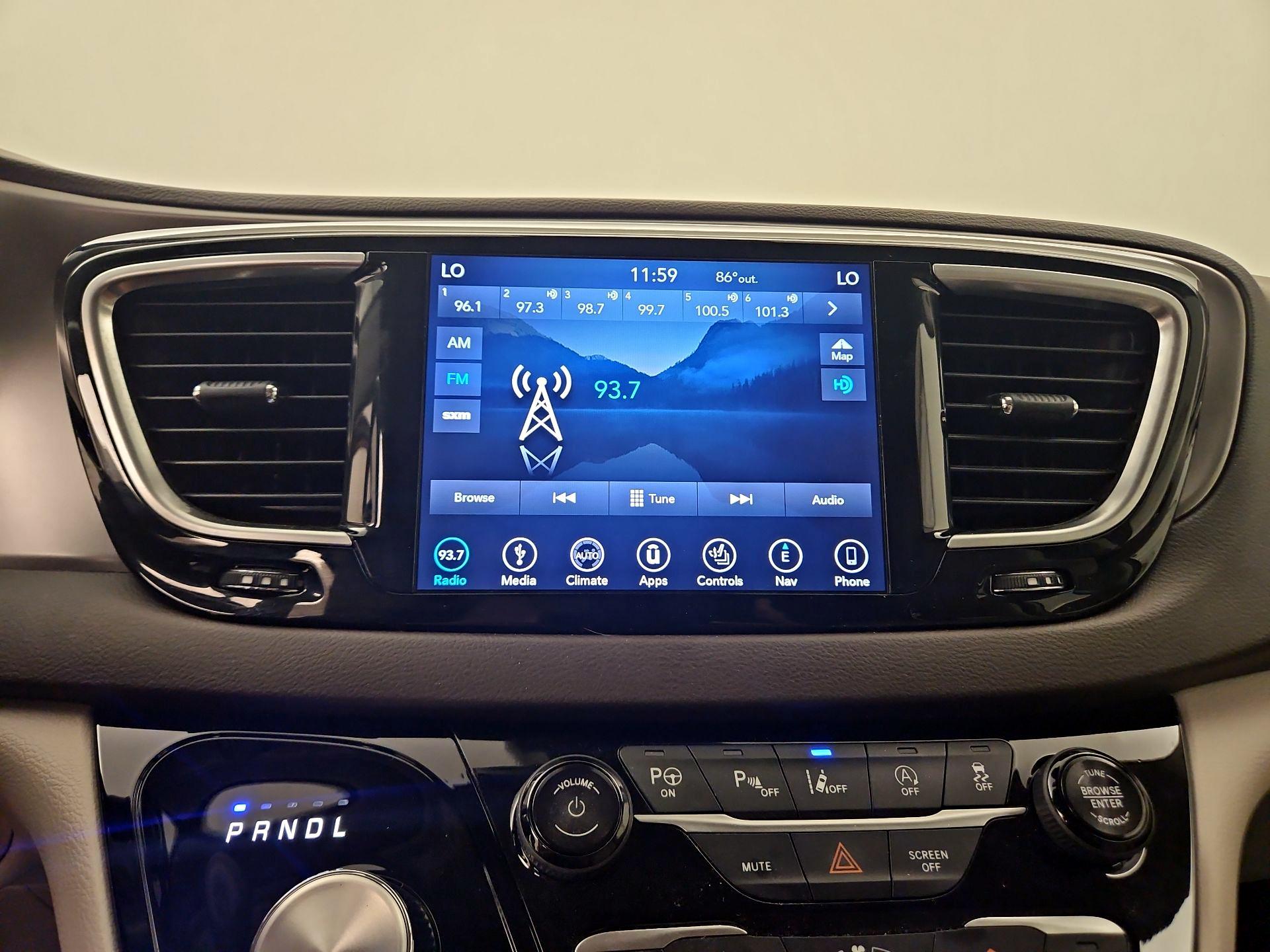 Thumbnail: 2018 Chrysler Pacifica - 16