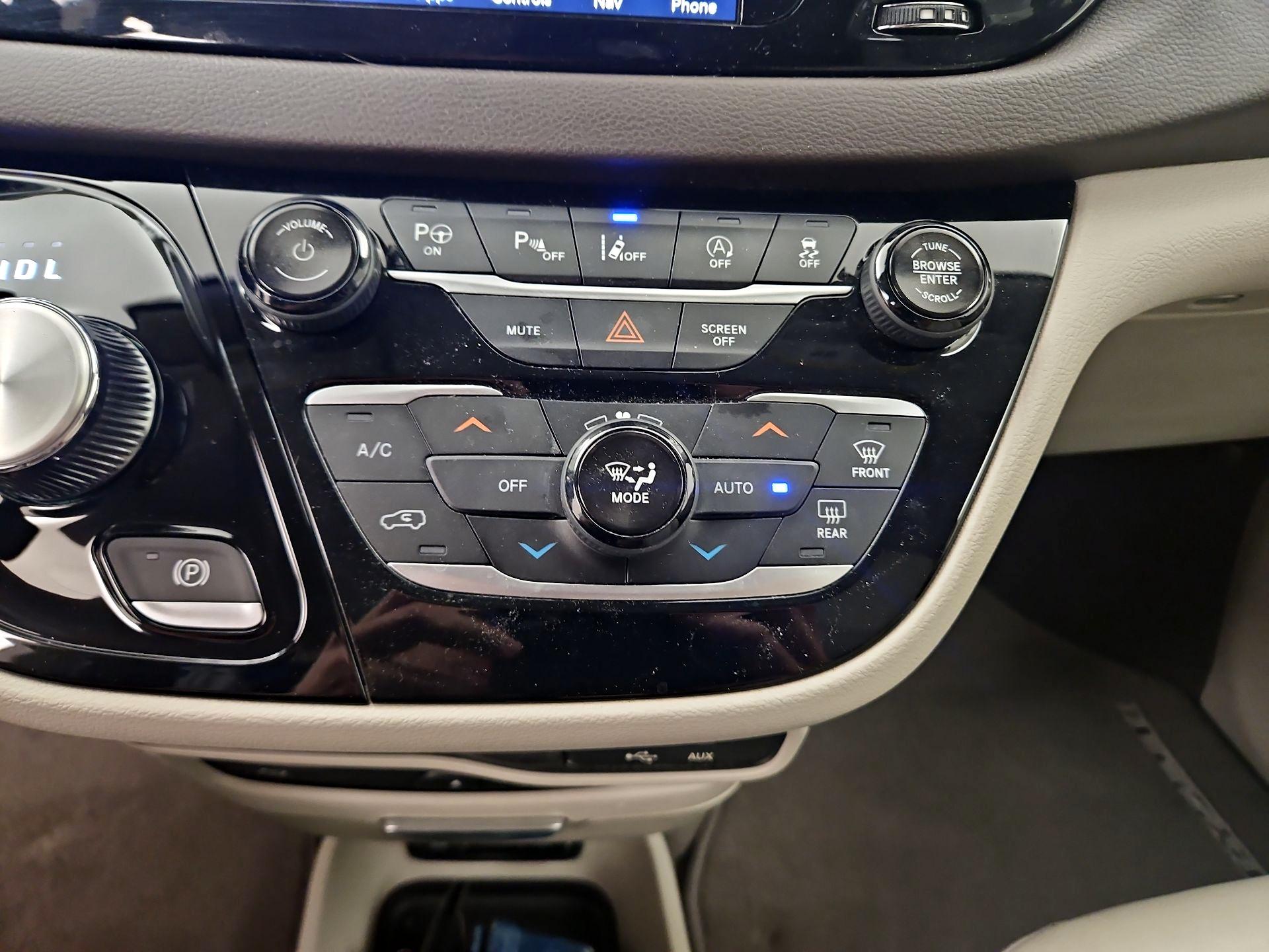 Thumbnail: 2018 Chrysler Pacifica - 17
