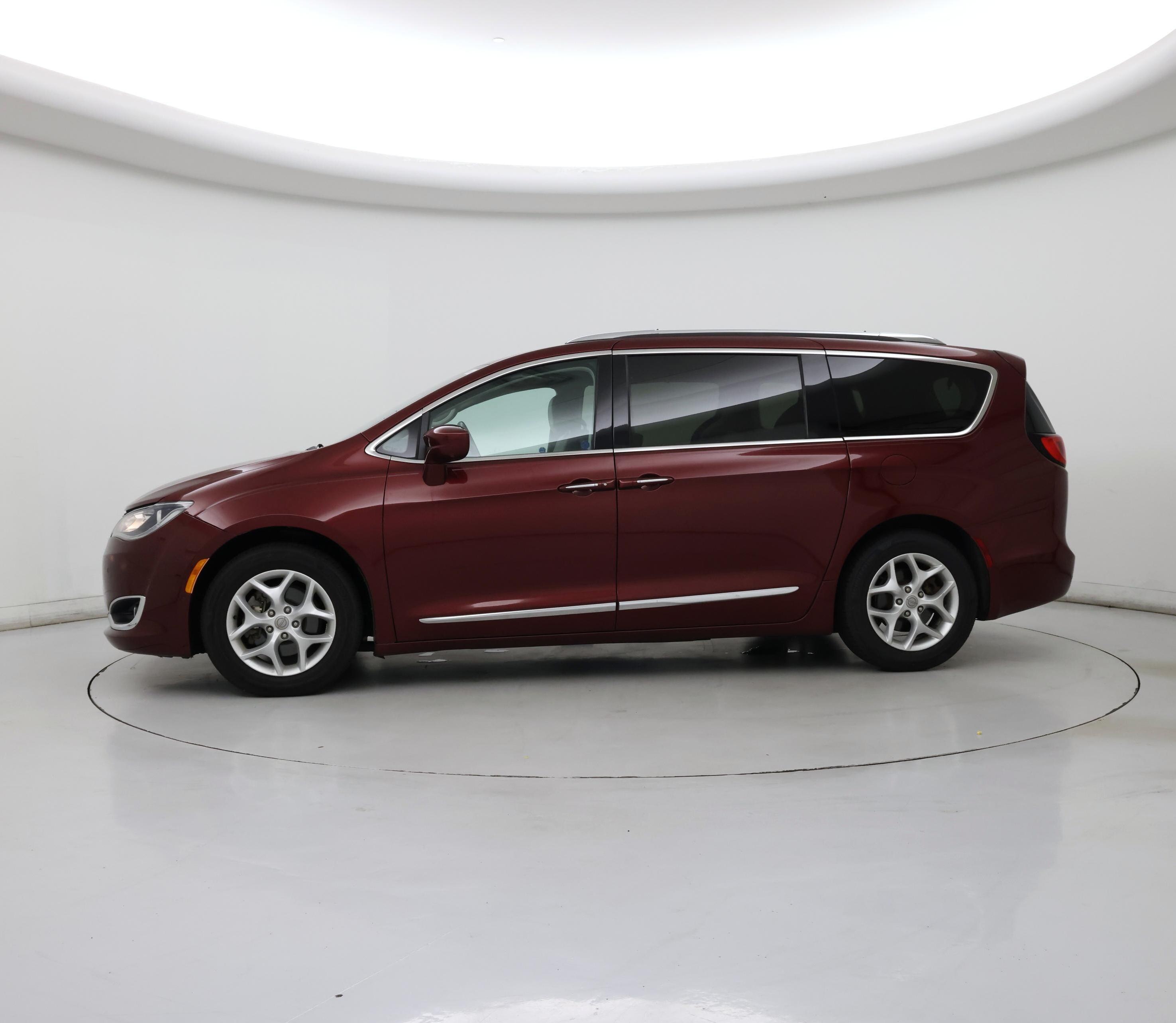 Thumbnail: 2018 Chrysler Pacifica - 3