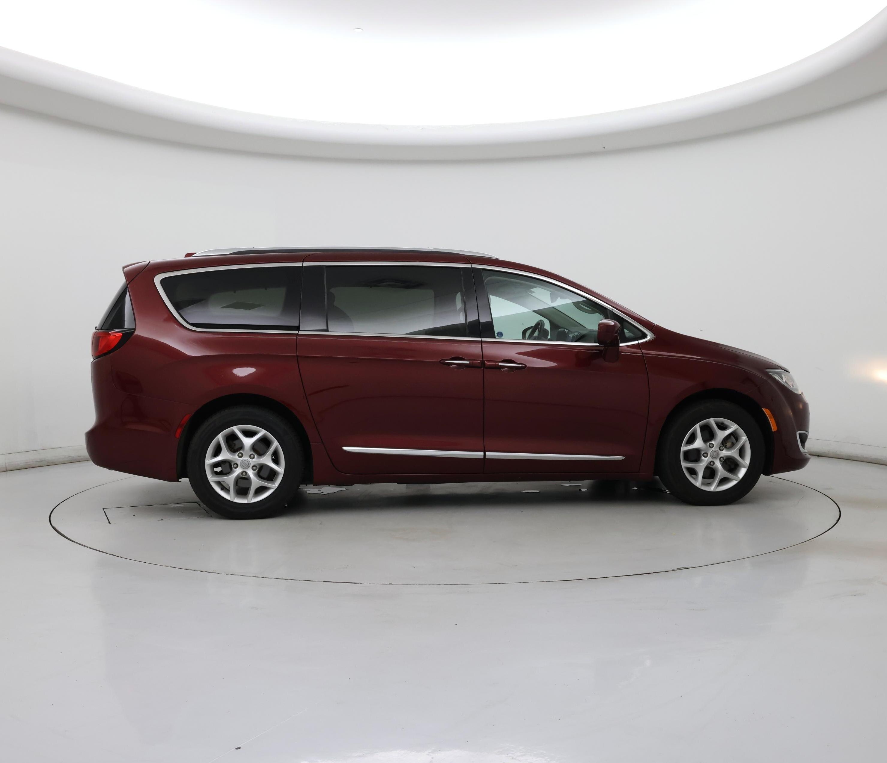Thumbnail: 2018 Chrysler Pacifica - 7