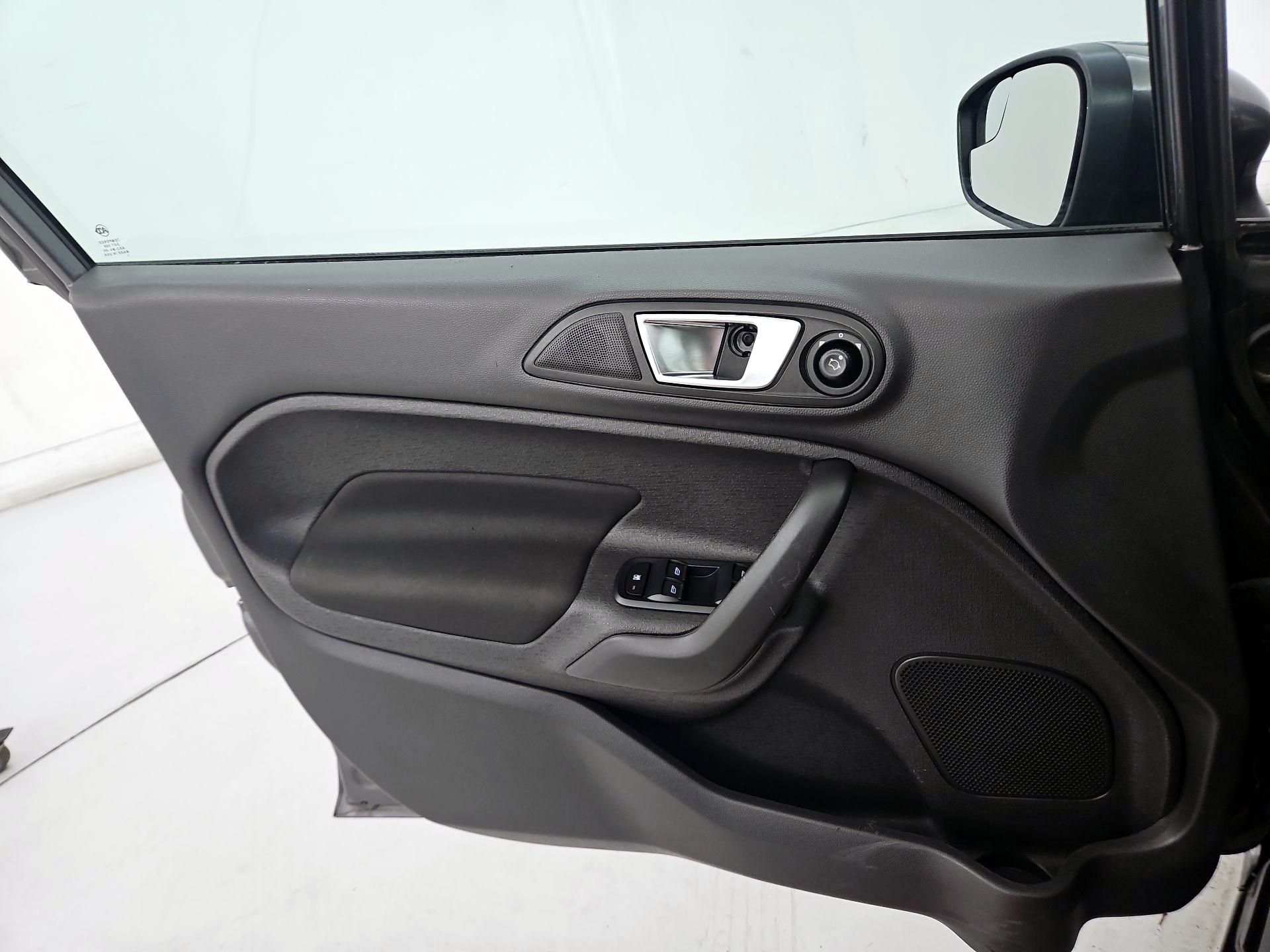 Thumbnail: 2016 Ford Fiesta - 12