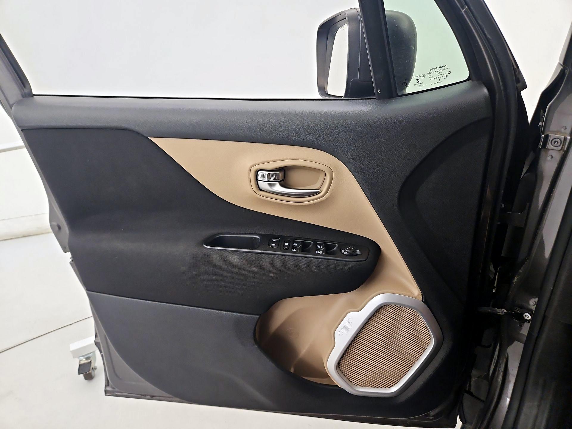 Thumbnail: 2016 Jeep Renegade - 12