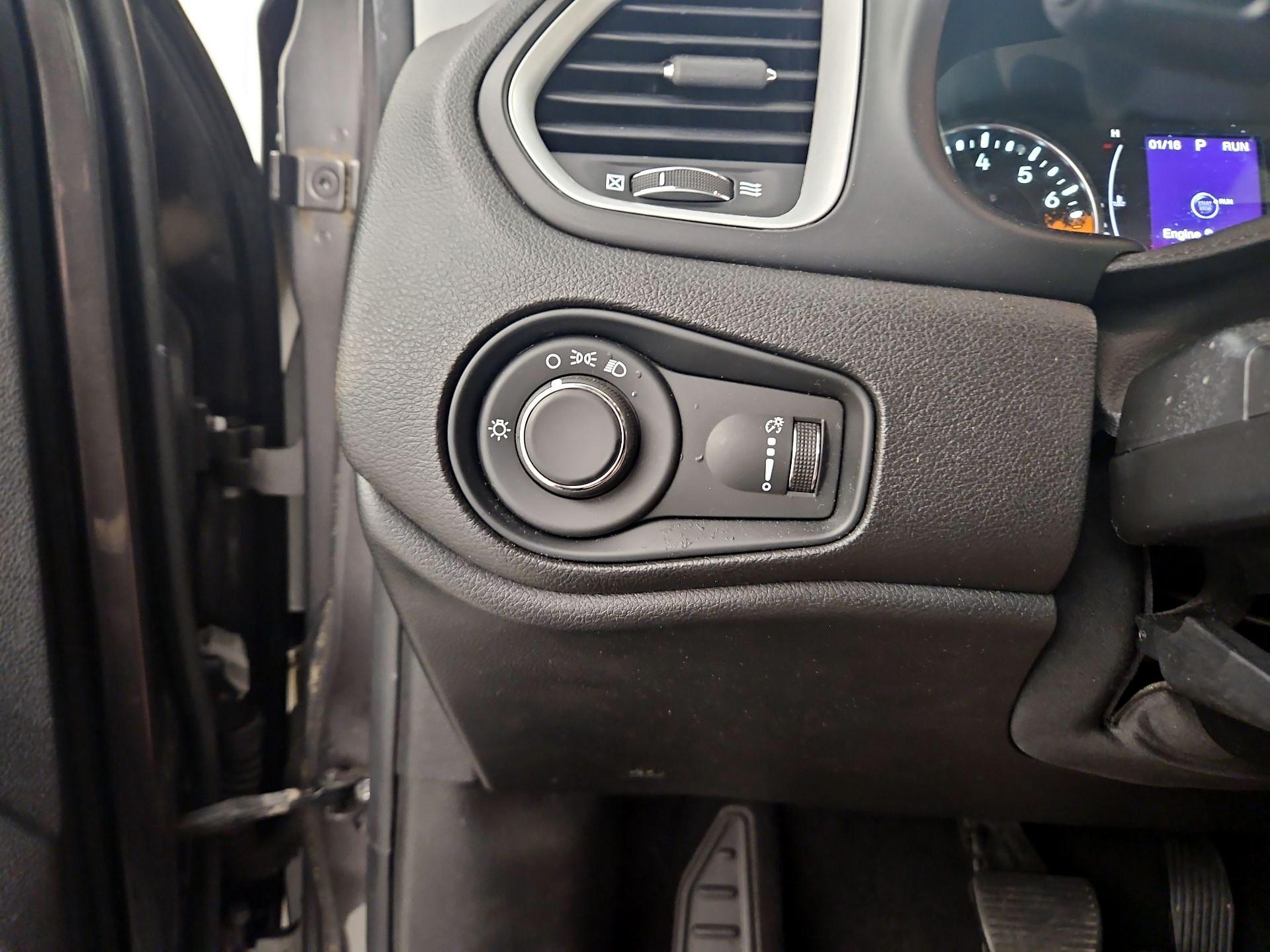 Thumbnail: 2016 Jeep Renegade - 13